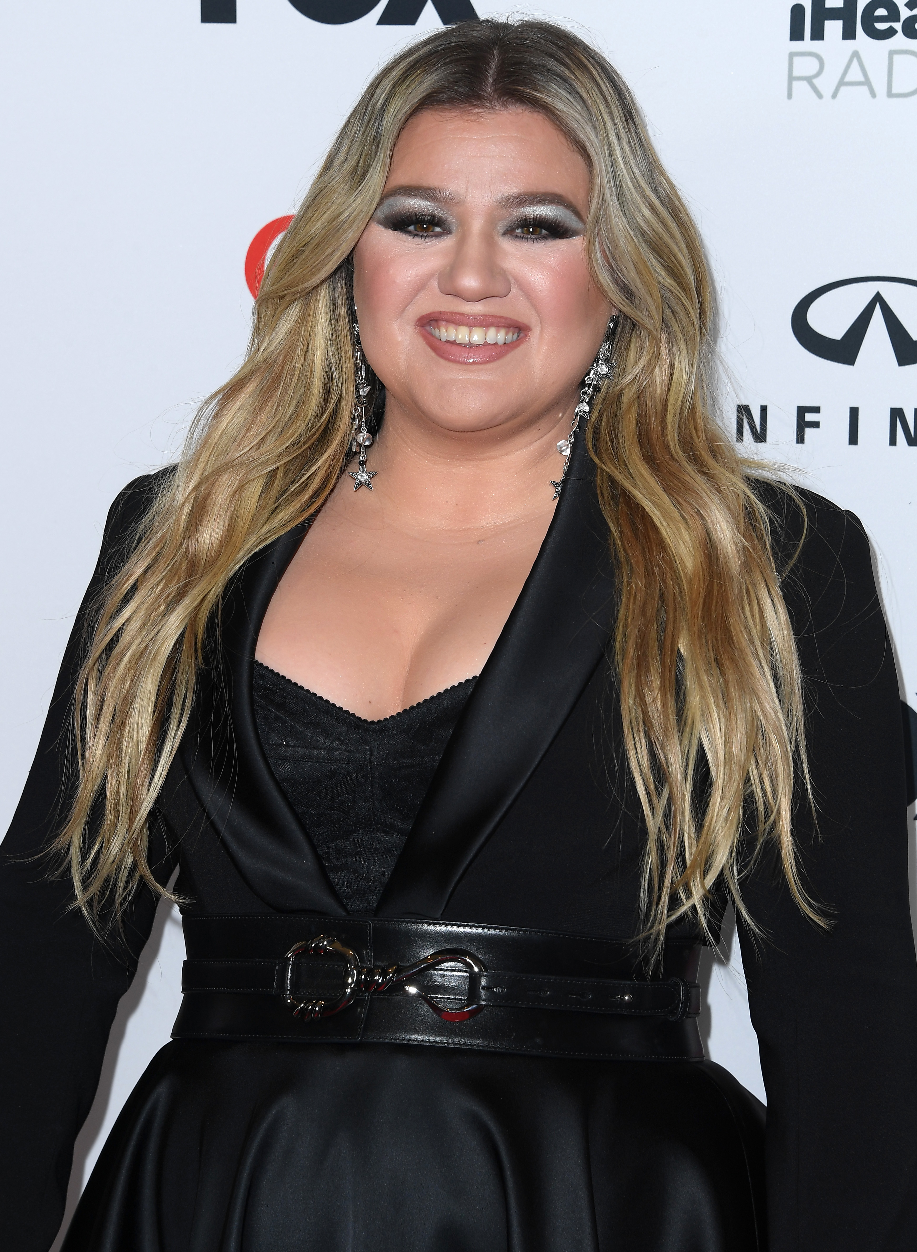 Kelly Clarkson posa en los iHeartRadio Music Awards 2023 el 27 de marzo de 2023 en Hollywood, California. | Fuente: Getty Images