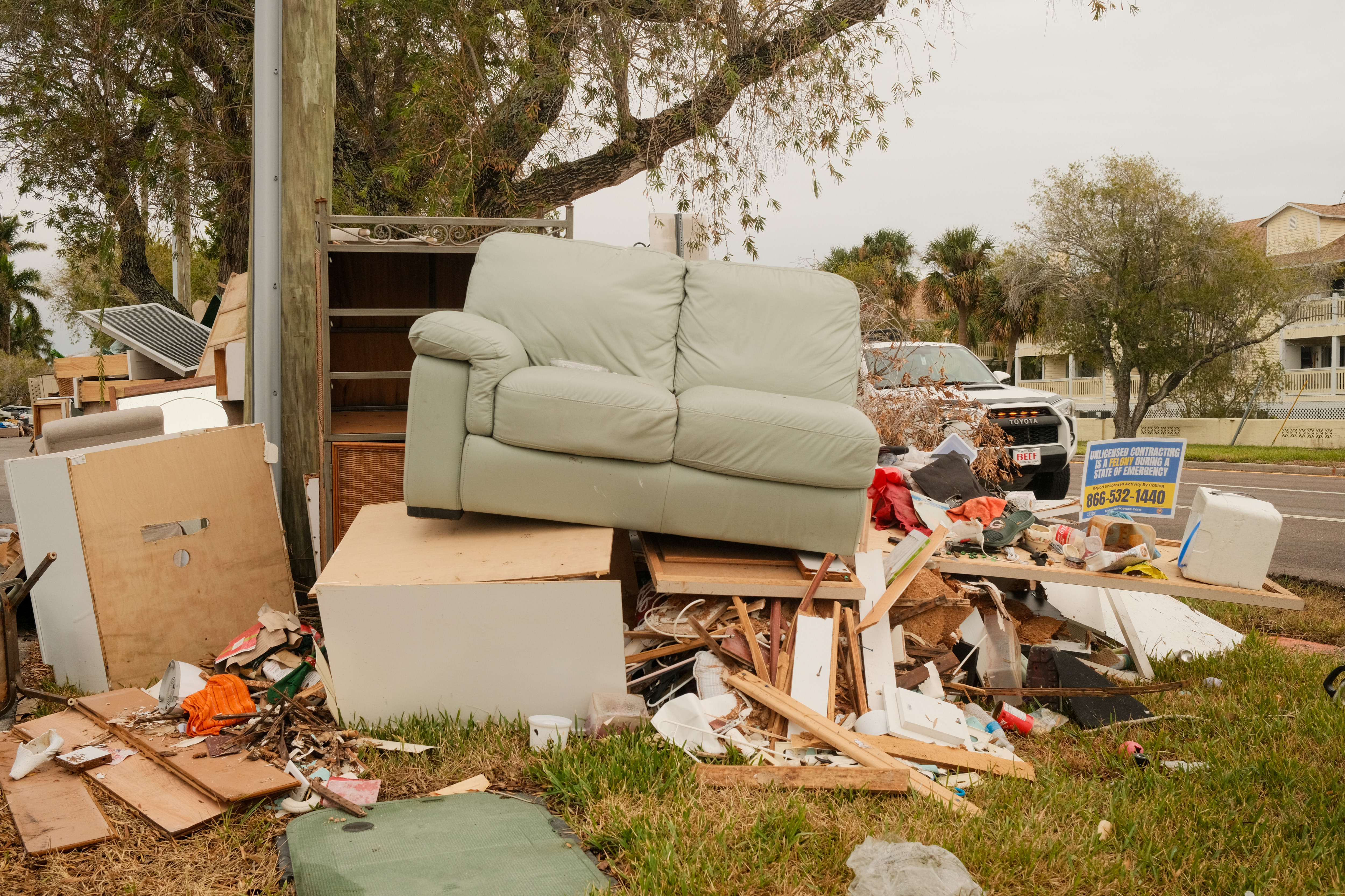 A modo de ejemplo: Las fuertes tormentas dejan tras de sí montañas de enseres domésticos destrozados, escombros y muebles destrozados apilados a lo largo de las calles, mientras los vecinos recogen los restos. | Fuente: Getty Images