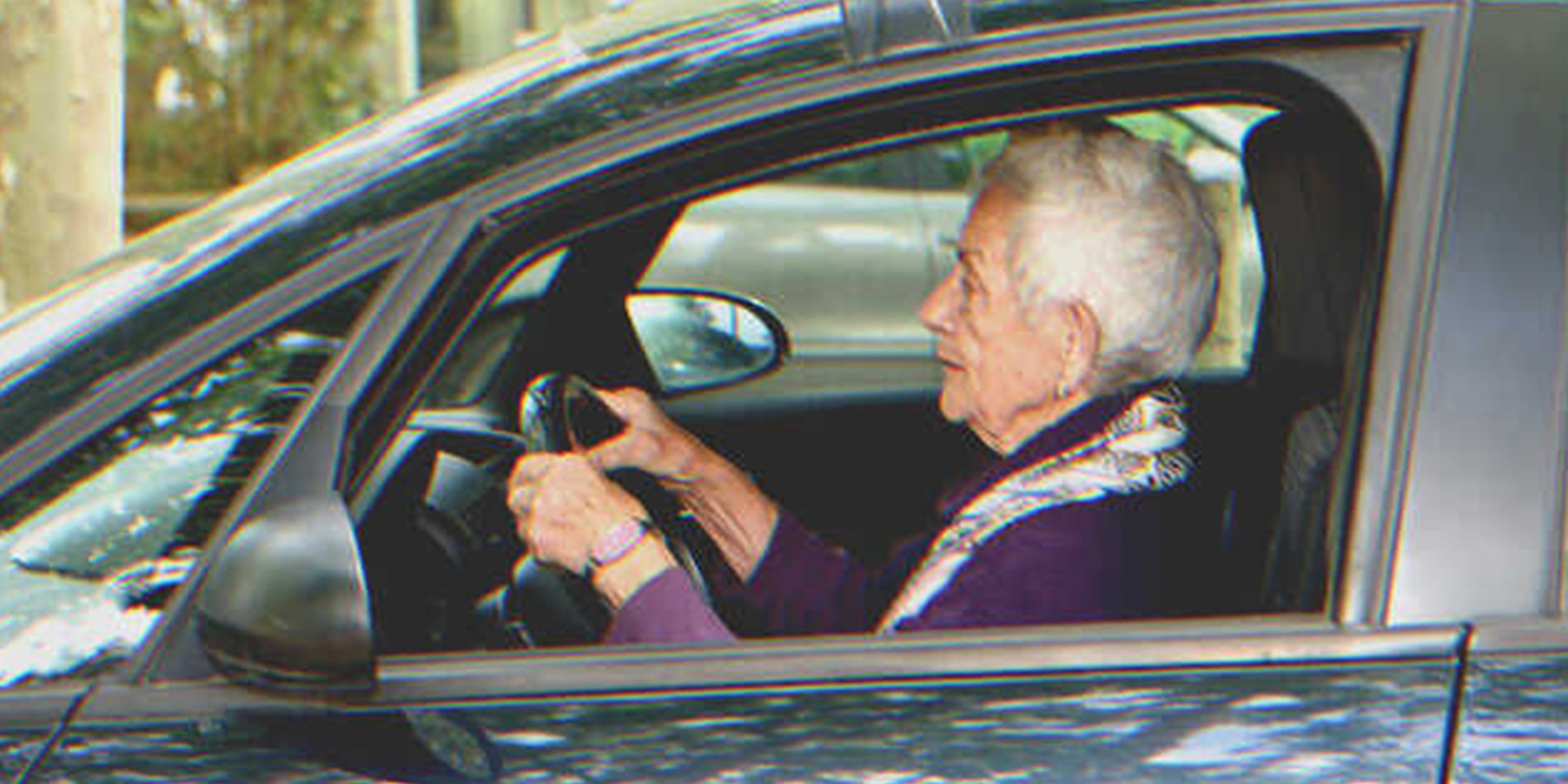 Una mujer mayor manejando | Foto: Shutterstock
