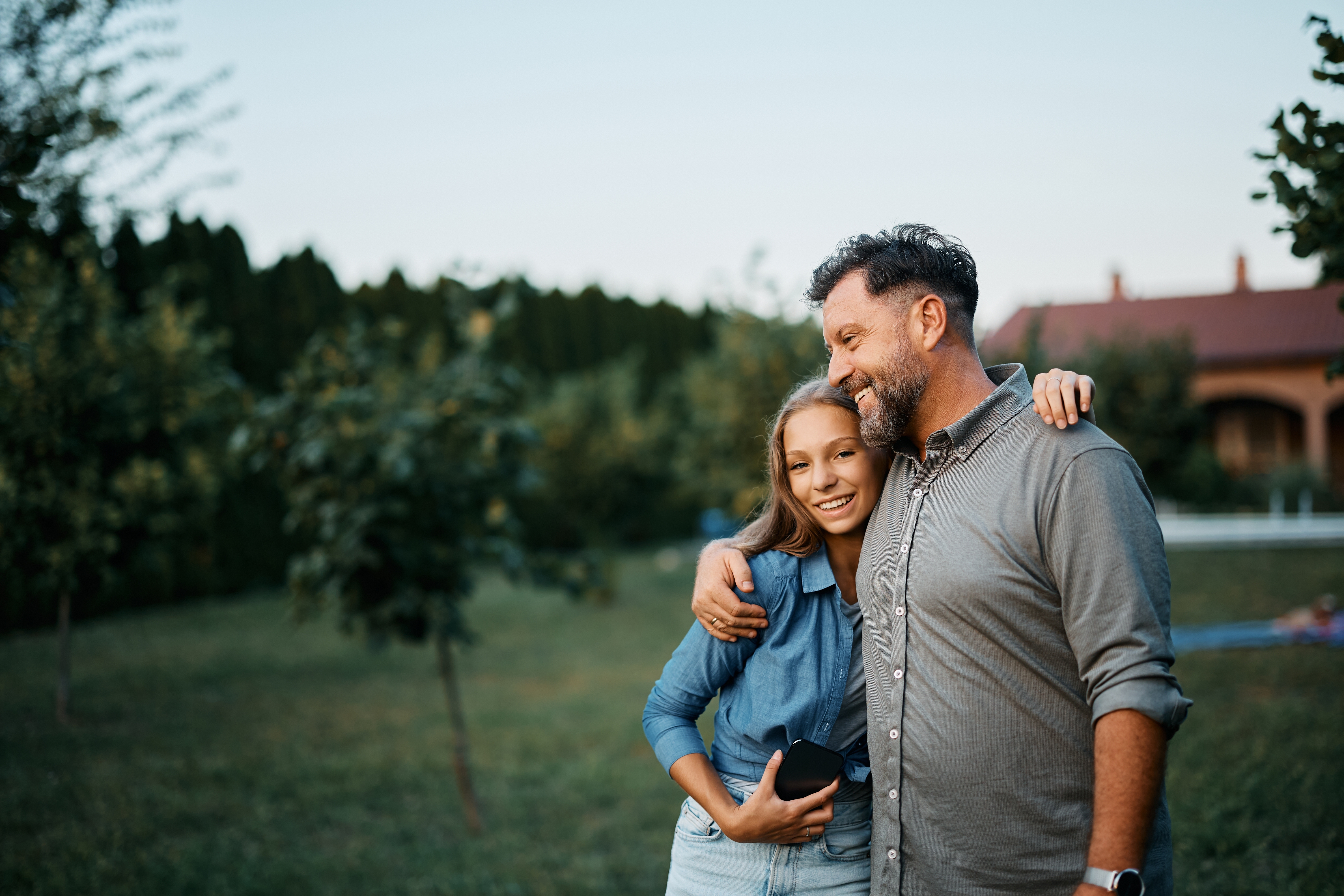 Una pareja sonríe mientras se abraza | Foto: Shutterstock