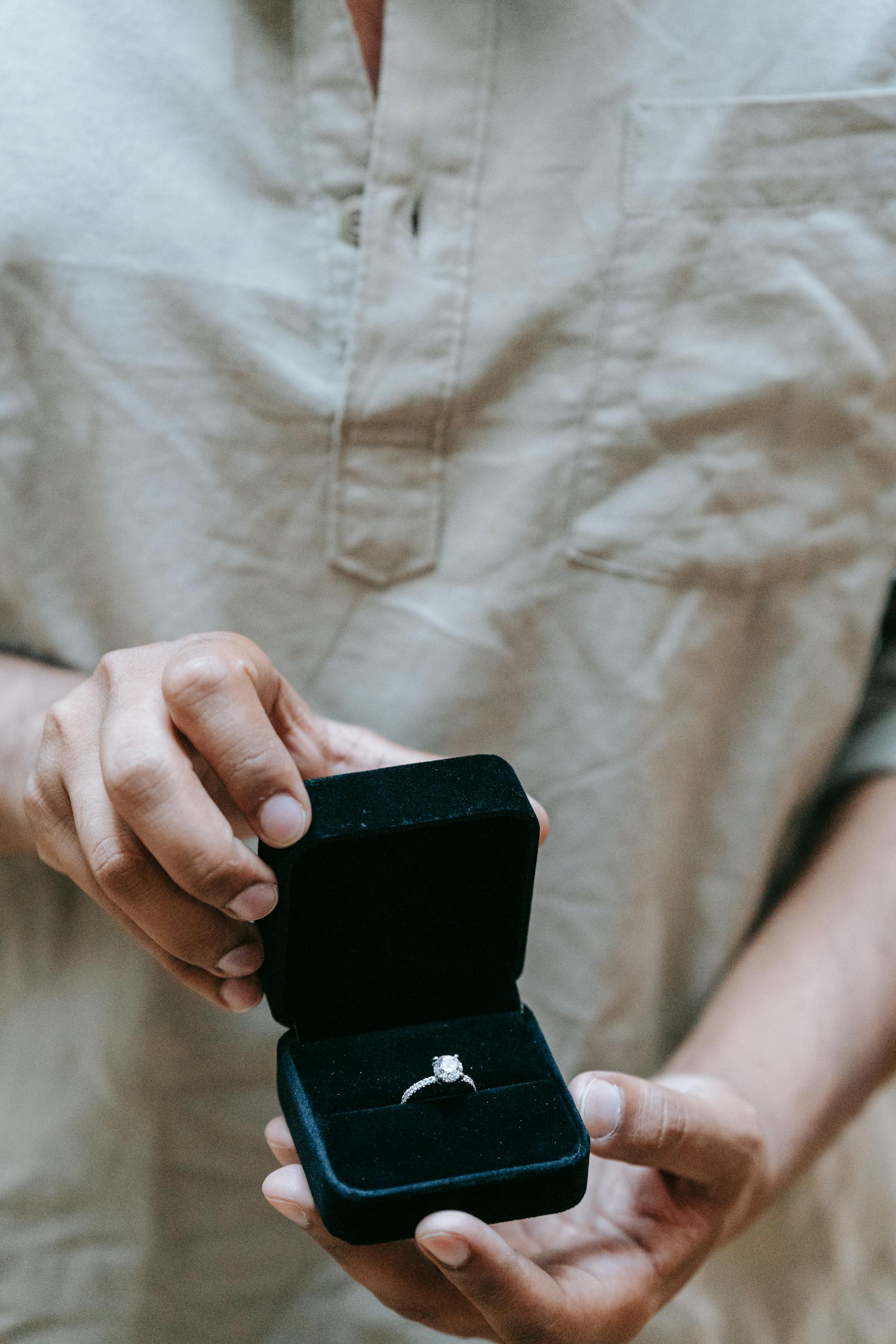 Un hombre pidiendo matrimonio | Fuente: Pexels