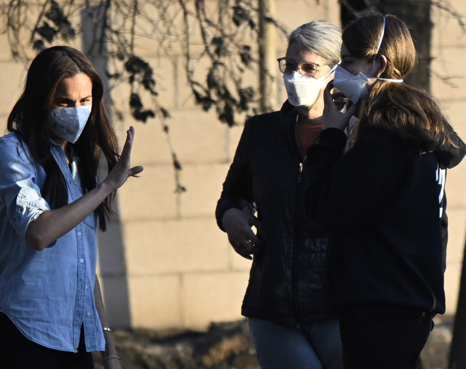 Meghan Markle y dos mujeres no identificadas fotografiadas en una casa destruida durante el incendio de Eaton el 10 de enero de 2025, en Altadena, California. | Fuente: Getty Images