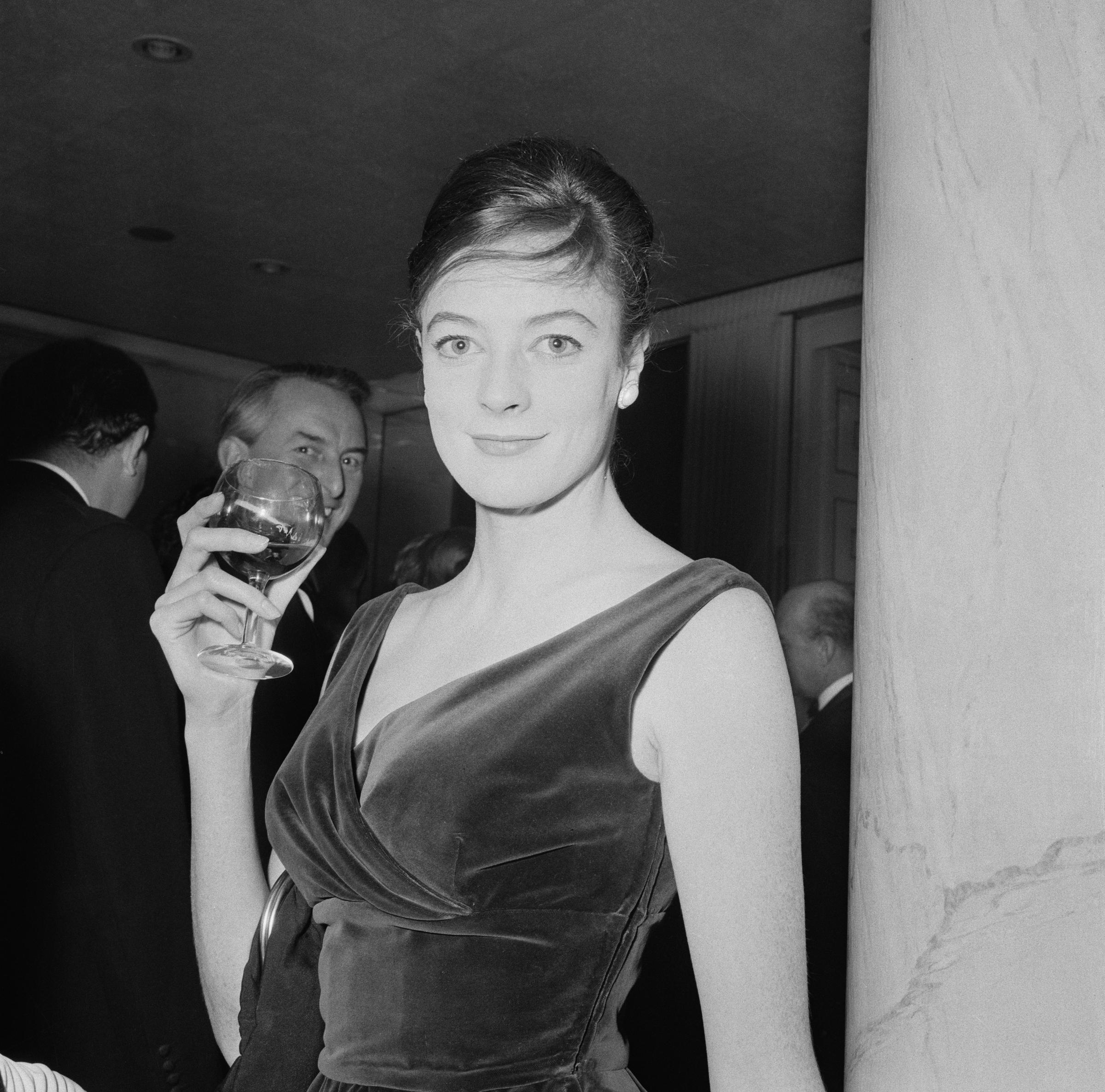 Maggie Smith en los Evening Standards Drama Awards el 26 de enero de 1960, en Londres, Inglaterra. | Fuente: Getty Images