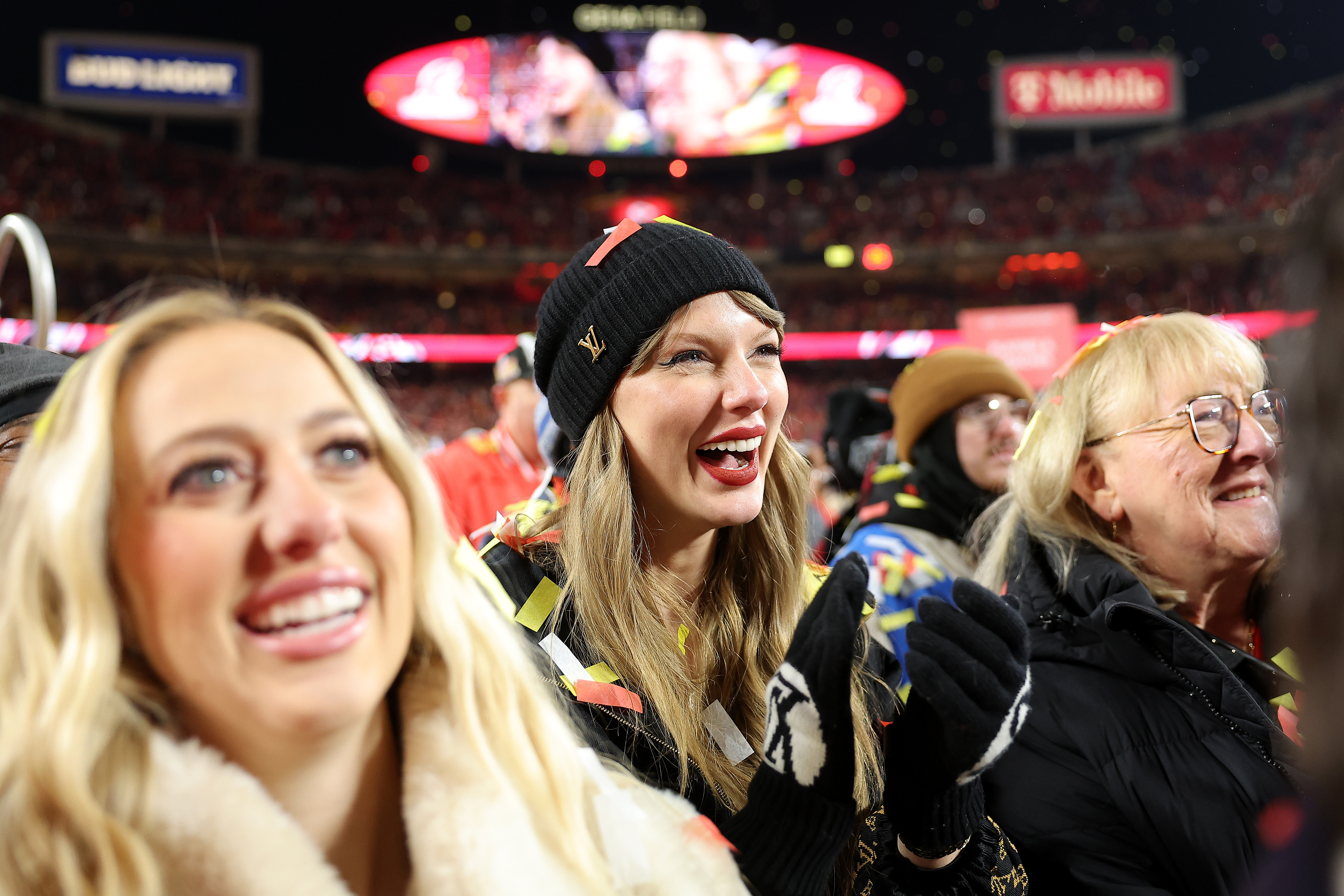 Taylor Swift y Brittany Mahomes durante el Partido por el Campeonato de la AFC en el GEHA Field del Estadio Arrowhead el 26 de enero de 2025, en Kansas City, Missouri. | Fuente: Getty Images