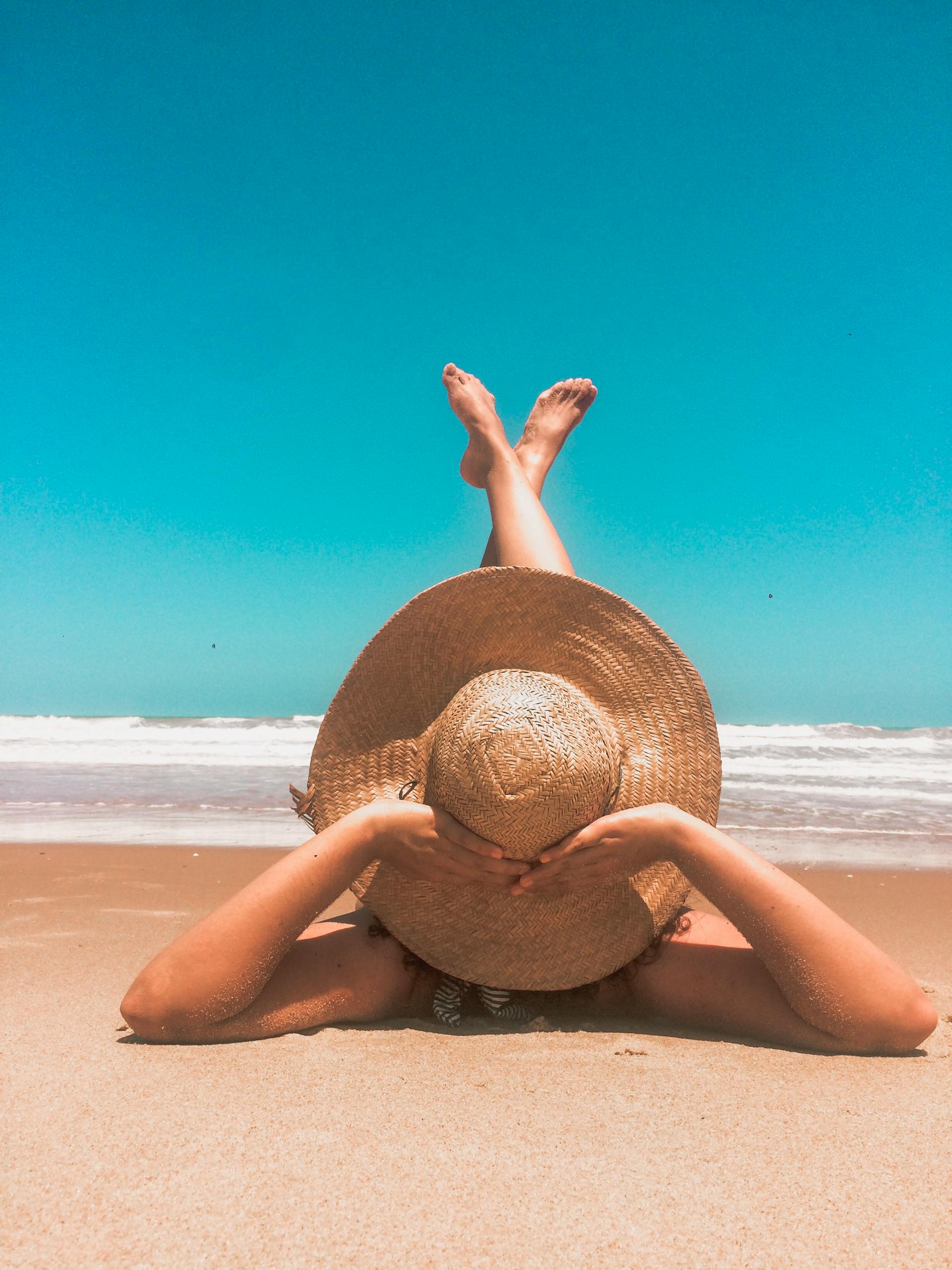 Una mujer relajándose en una playa | Fuente: Pexels