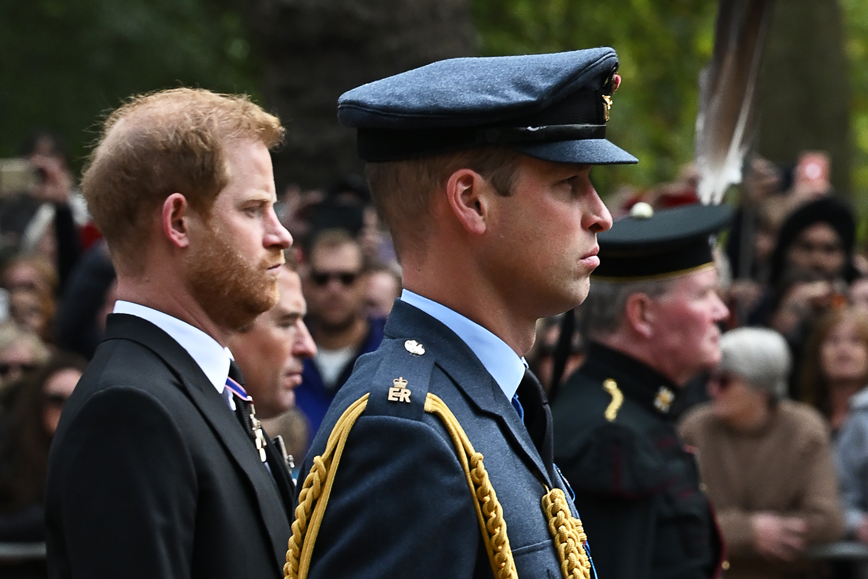 El príncipe Harry y el príncipe William siguen el féretro de la difunta reina Elizabeth II en Londres, Inglaterra, el 19 de septiembre de 2022 | Fuente: Getty Images