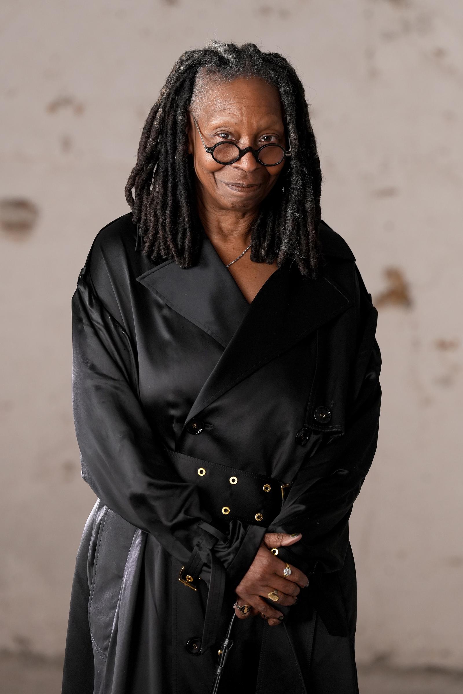 Whoopi Goldberg aparece en el desfile AMI - Alexandre Mattiussi Menswear Fall-Winter 2025/2026 como parte de la Semana de la Moda de París el 22 de enero de 2025, en París, Francia | Fuente: Getty Images