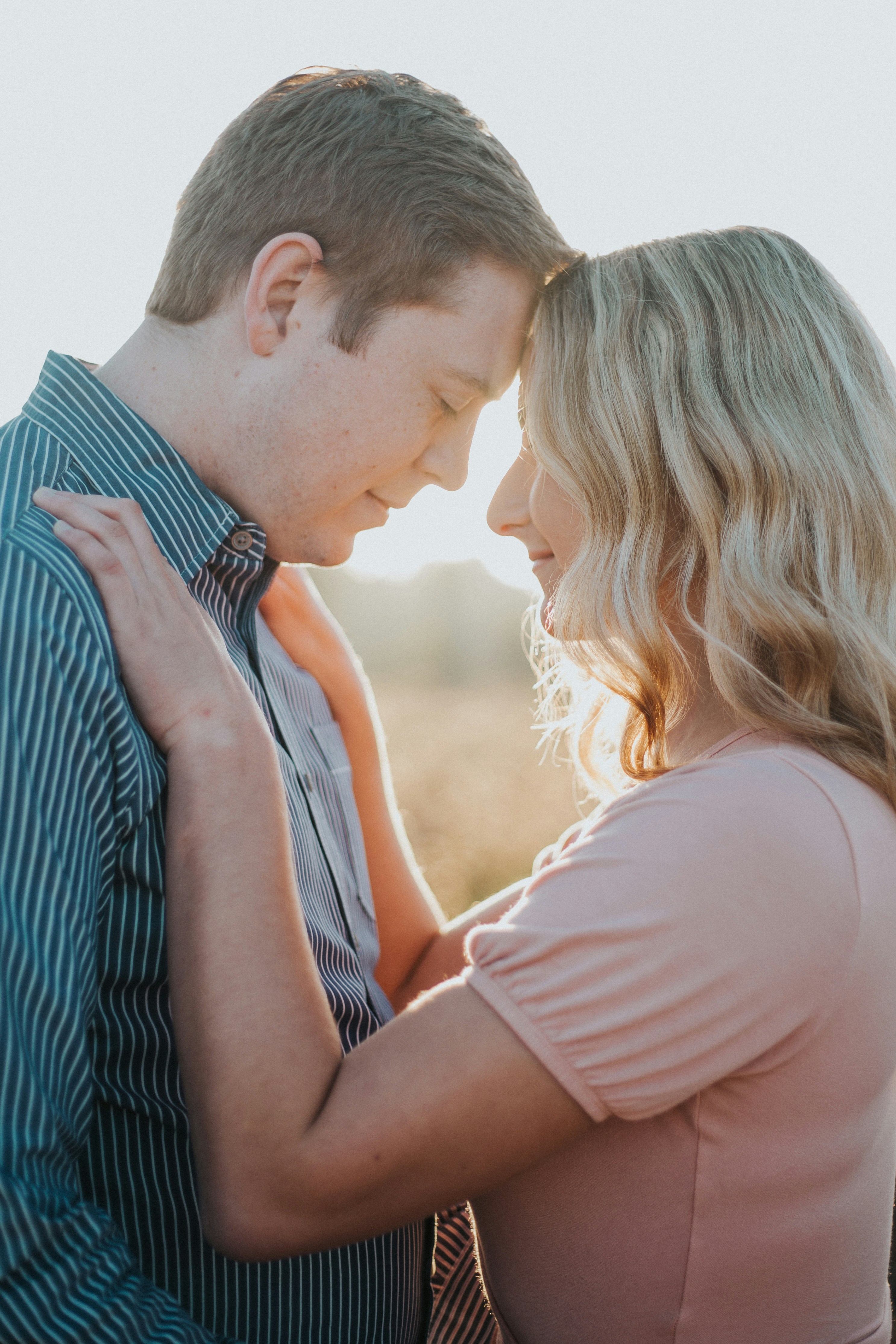 Una pareja feliz hablando | Fuente: Unsplash