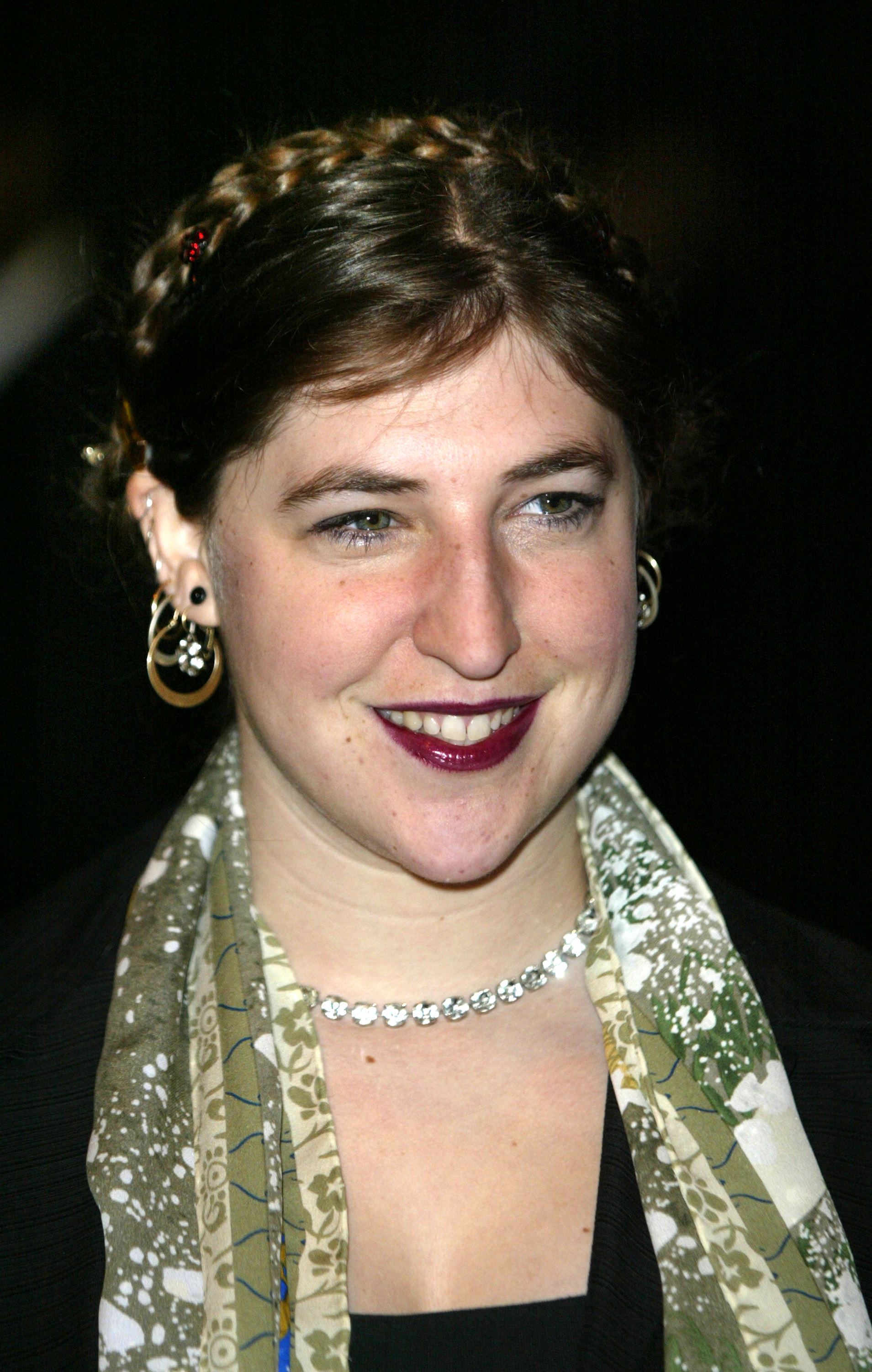 Mayim Bialik asiste al estreno de "Fat Actress", de Showtime, en los cines Arclight, el 23 de febrero de 2005 | Fuente: Getty Images