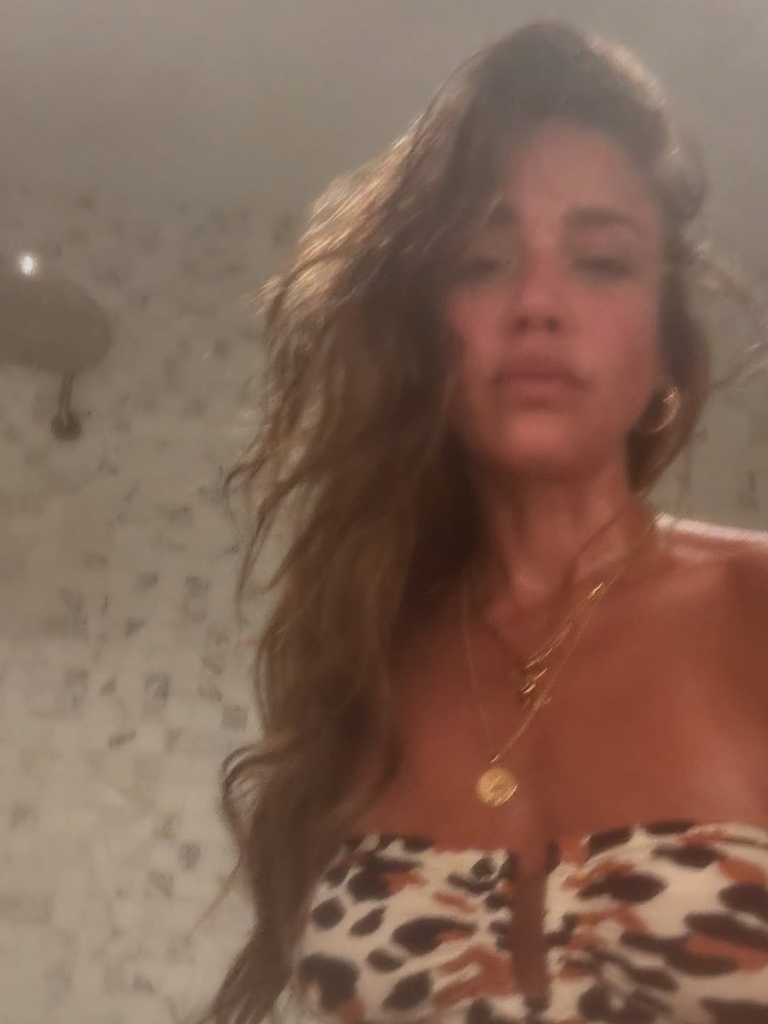 Jessica Alba en la sauna durante sus vacaciones del carrusel de fotos del 1 de junio de 2025 | Fuente: Instagram/jessicaalba