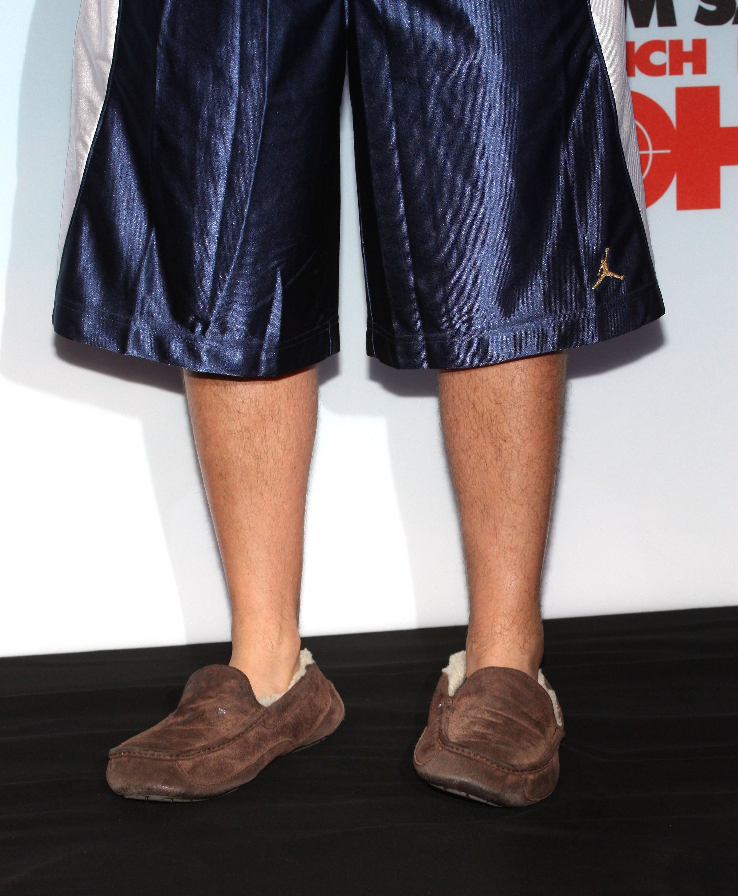 Zapatos y ropa que llevaba el actor Adam Sandler en Berlín, Alemania, el 28 de julio de 2008. | Foto: Getty Images