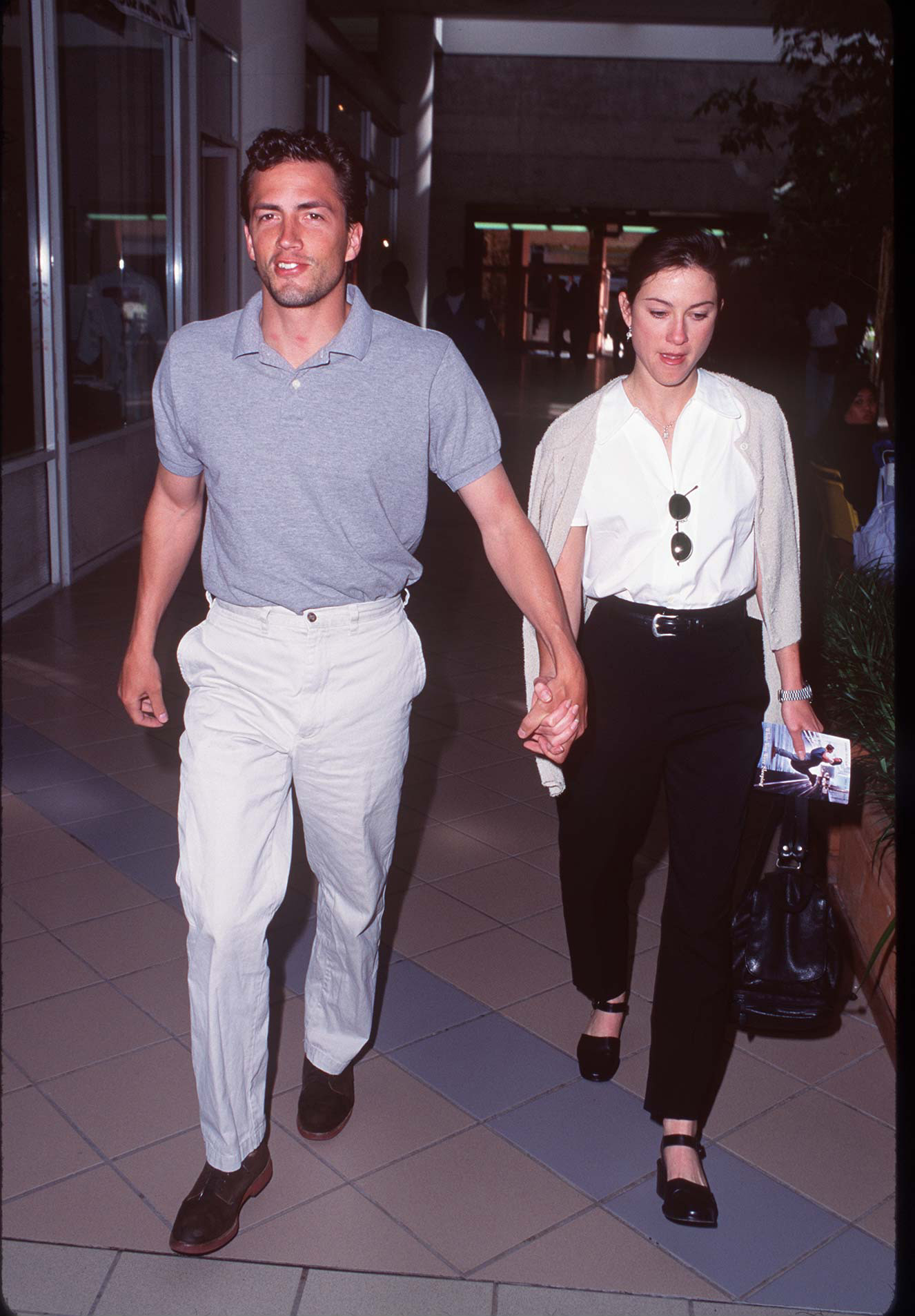 Se ve al actor paseando de la mano con su entonces esposa, Jennifer Hageney, hacia 1994 | Fuente: Getty Images | Fuente: Getty Images