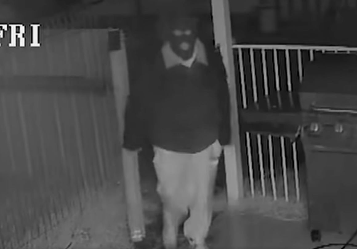 Grabación de la cámara de vigilancia de un hombre enmascarado irrumpiendo en una casa. | Foto: Facebook.com/7NEWS Perth
