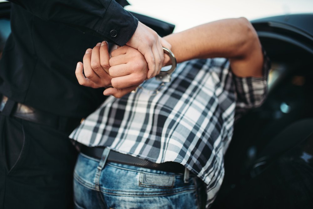 Hombre siendo arrestado. || Fuente: Shutterstock