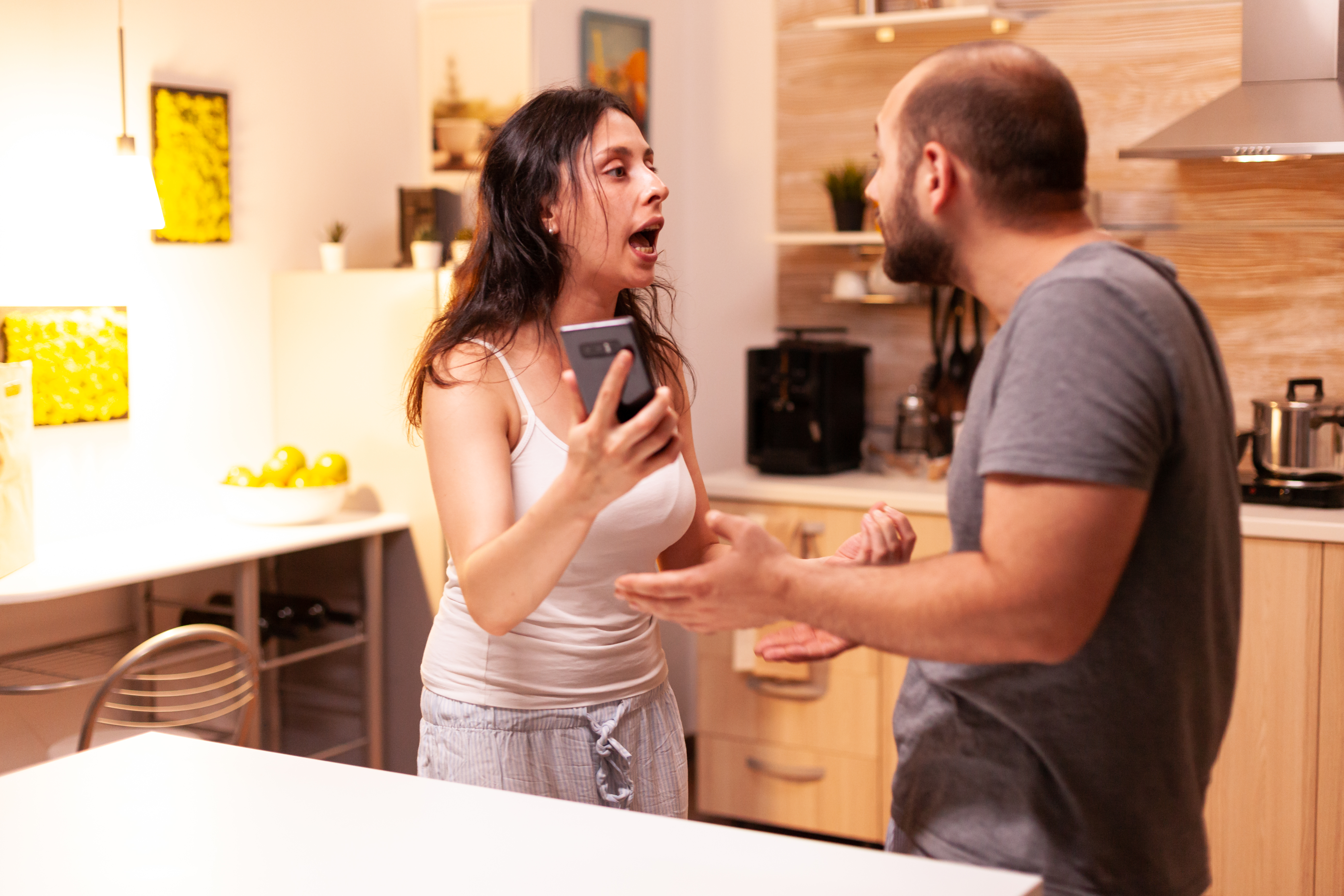 Una esposa enfadada exigiendo explicaciones a su marido | Foto: Shutterstock