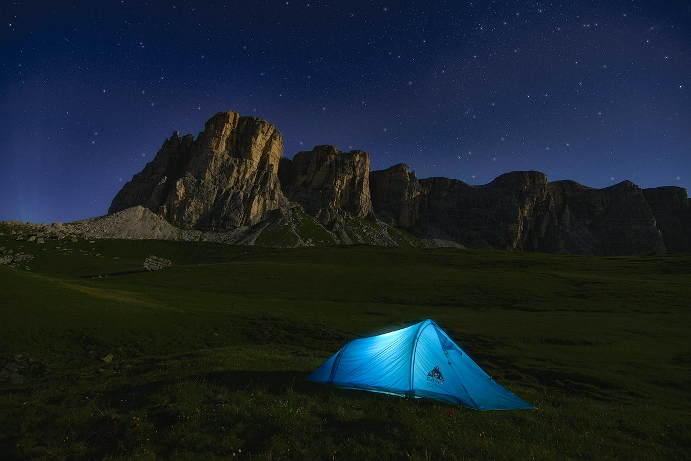 Una tienda de campaña y montañas | Fuente: Pexels