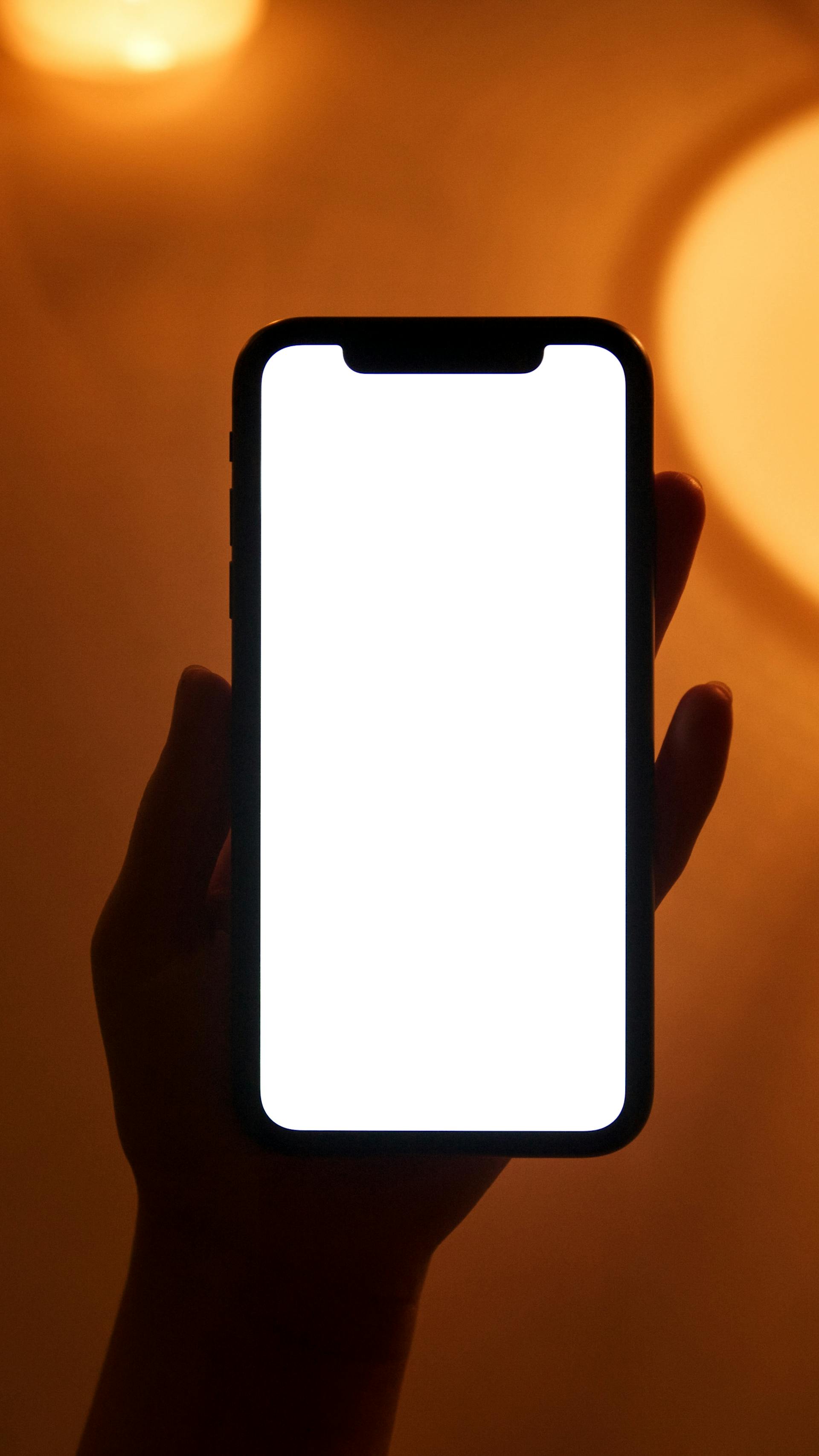Una persona con un teléfono en la mano | Fuente: Pexels