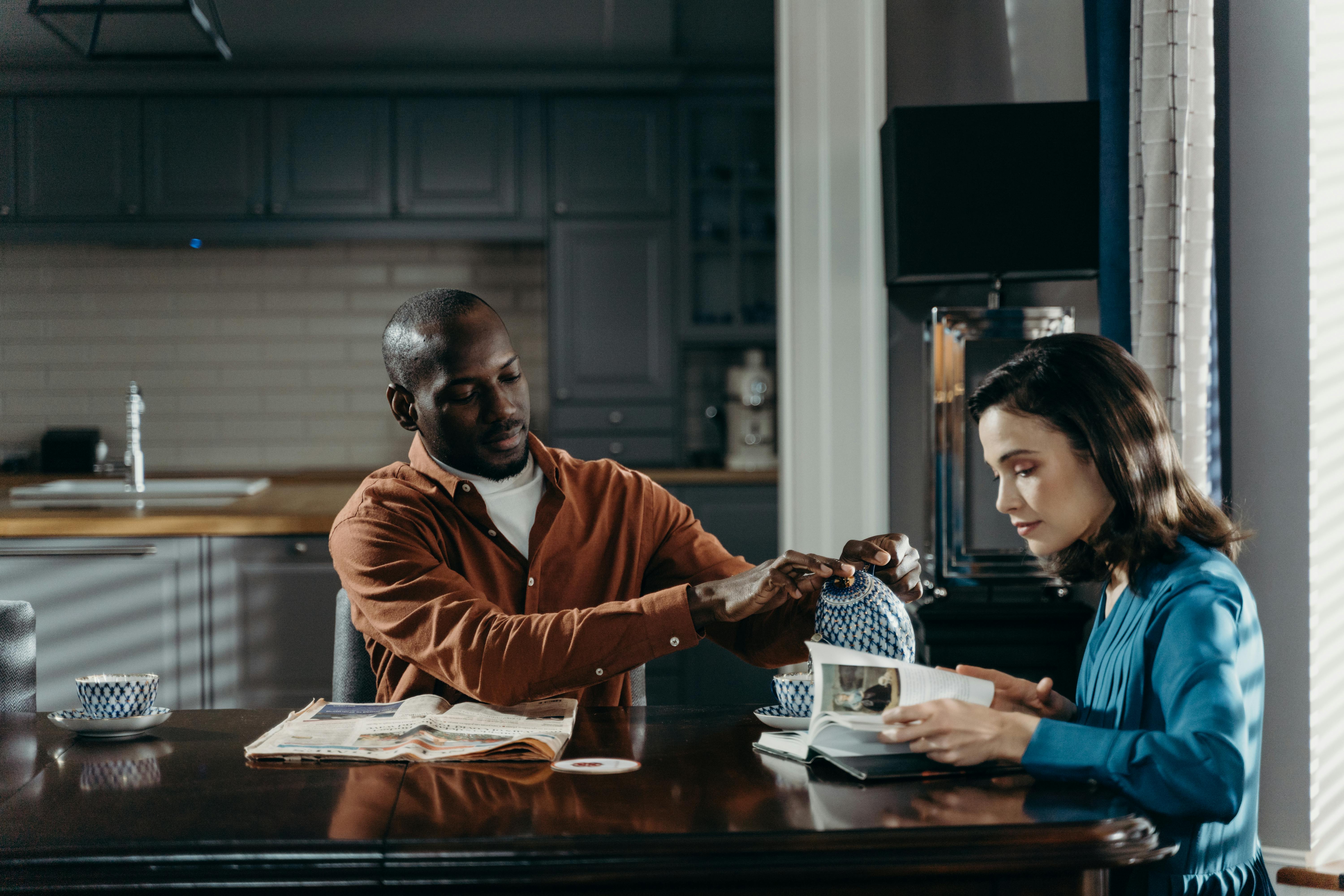 Una pareja elegante tomando café en la cocina | Fuente: Pexels