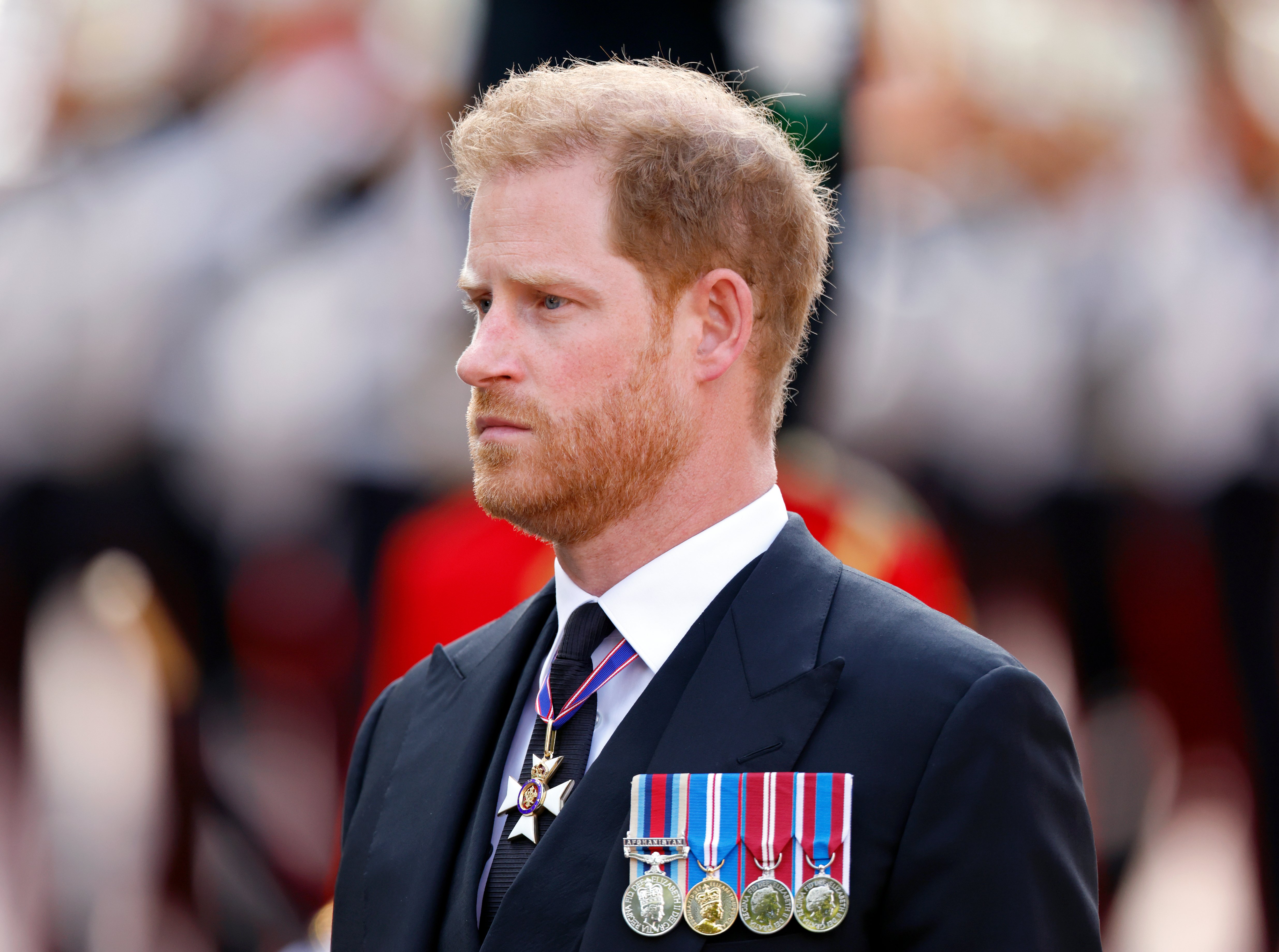 El príncipe Harry caminando detrás del ataúd de la reina Elizabeth II desde el palacio de Buckingham hasta el palacio de Westminster, el 14 de septiembre de 2022 en Londres, Reino Unido. | Foto: Getty Images