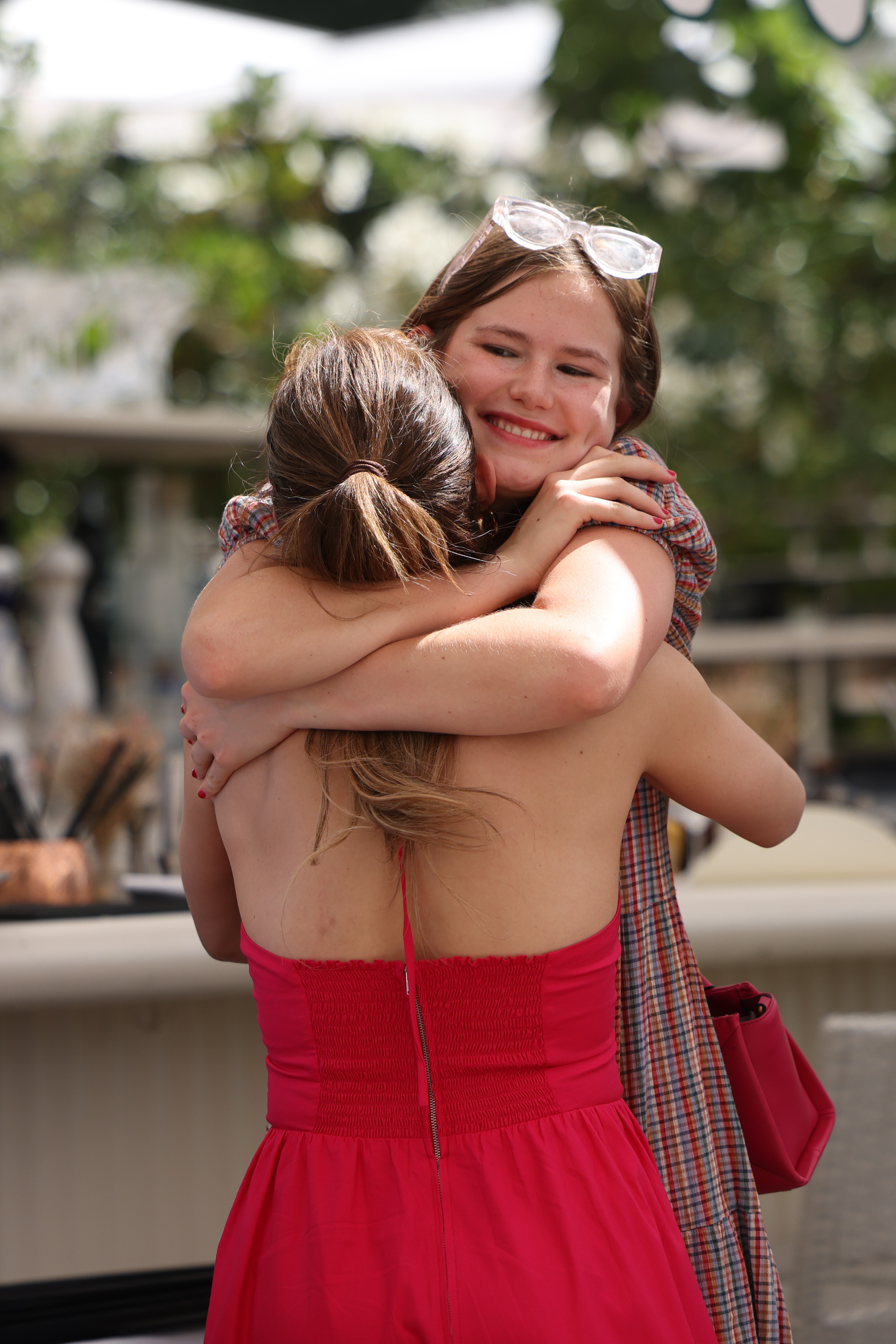 Jennifer Lopez y Violet Affleck compartiendo un abrazo en París, Francia, el 24 de julio de 2022 | Fuente: Getty Images