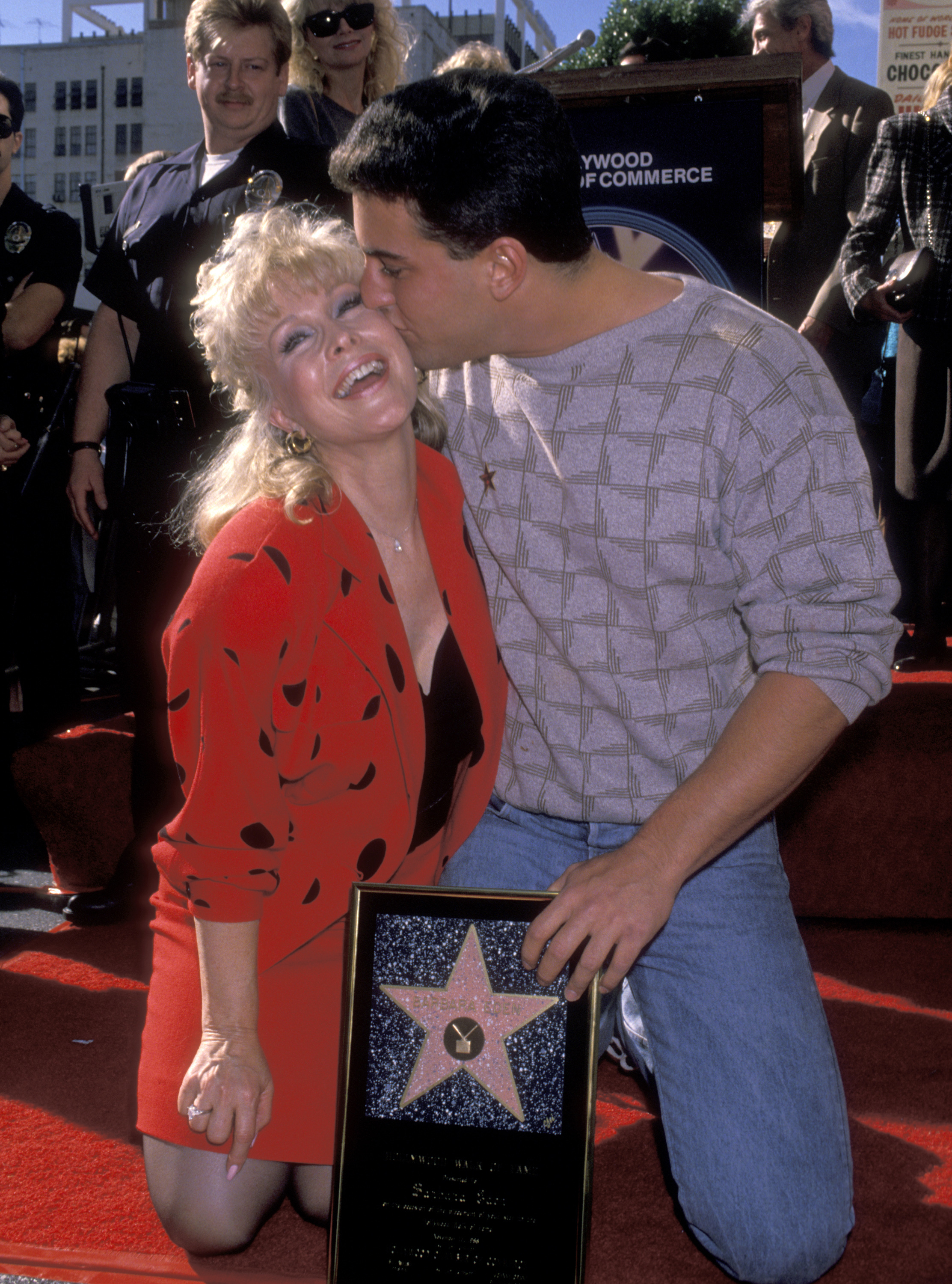 Barbara Eden y Matthew Ansara asisten a la "Ceremonia del Paseo de la Fama de Hollywood en honor a Barbara Eden con una estrella" en Hollywood, California, el 17 de noviembre de 1988. | Fuente: Getty Images