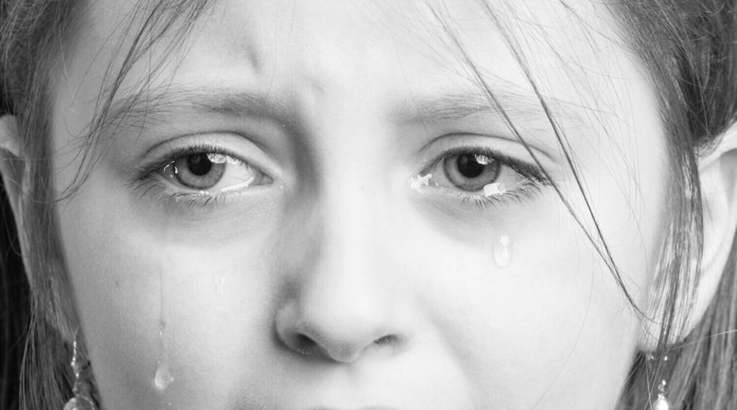 Una niña triste llorando | Fuente: Pexels