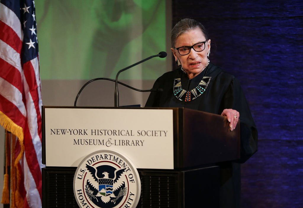 La jueza Ruth Bader Ginsburg administra el juramento de lealtad a los candidatos a la ciudadanía estadounidense en la Sociedad Histórica de Nueva York. | Foto: Getty Images