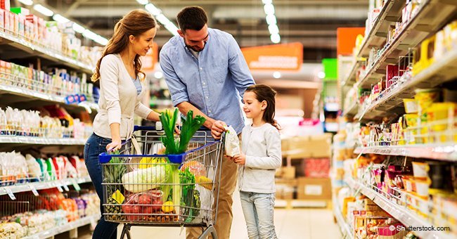 Familia en supermercado. Fuente: Shutterstock