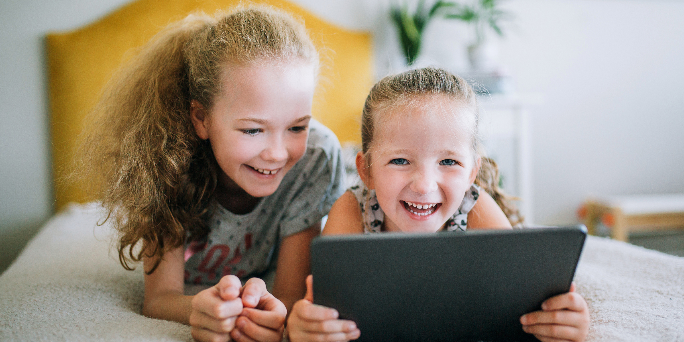 Niños jugando con un iPad | Fuente: Shutterstock