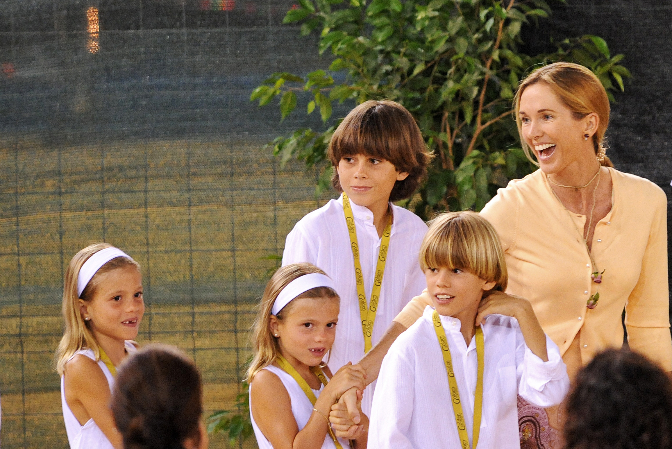 Miranda, esposa de Julio Iglesias, y sus hijos durante un concierto de su gira mundial con motivo del 40º aniversario de su carrera musical, el 19 de agosto de 2008 en la Plaza Real de Cádiz. | Fuente: Getty Images