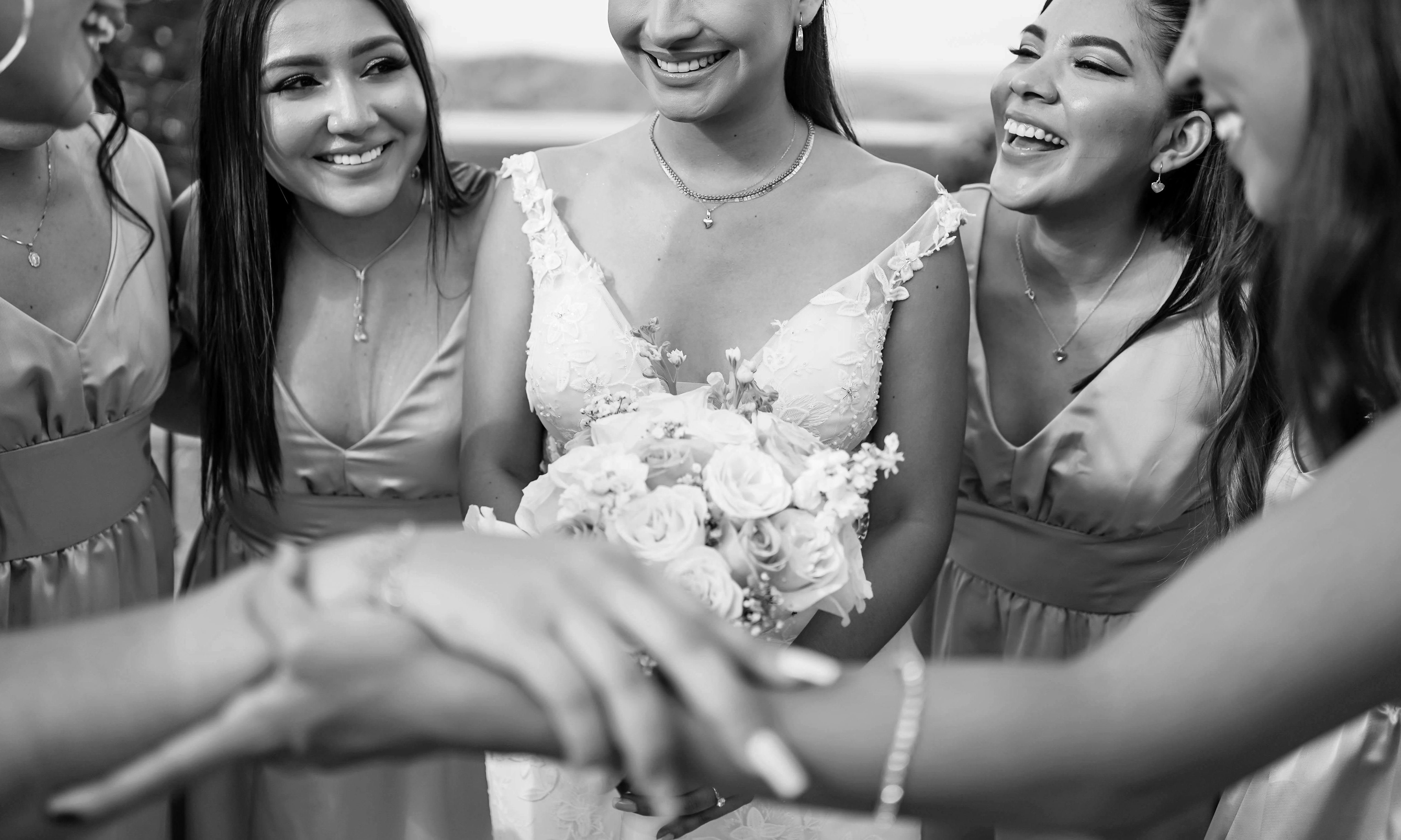 Emily reuniendo a sus damas de honor para una foto de grupo | Fuente: Pexels