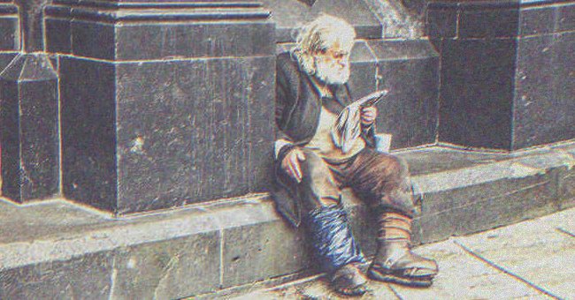 Anciano indigente sentado en la calle | Shutterstock