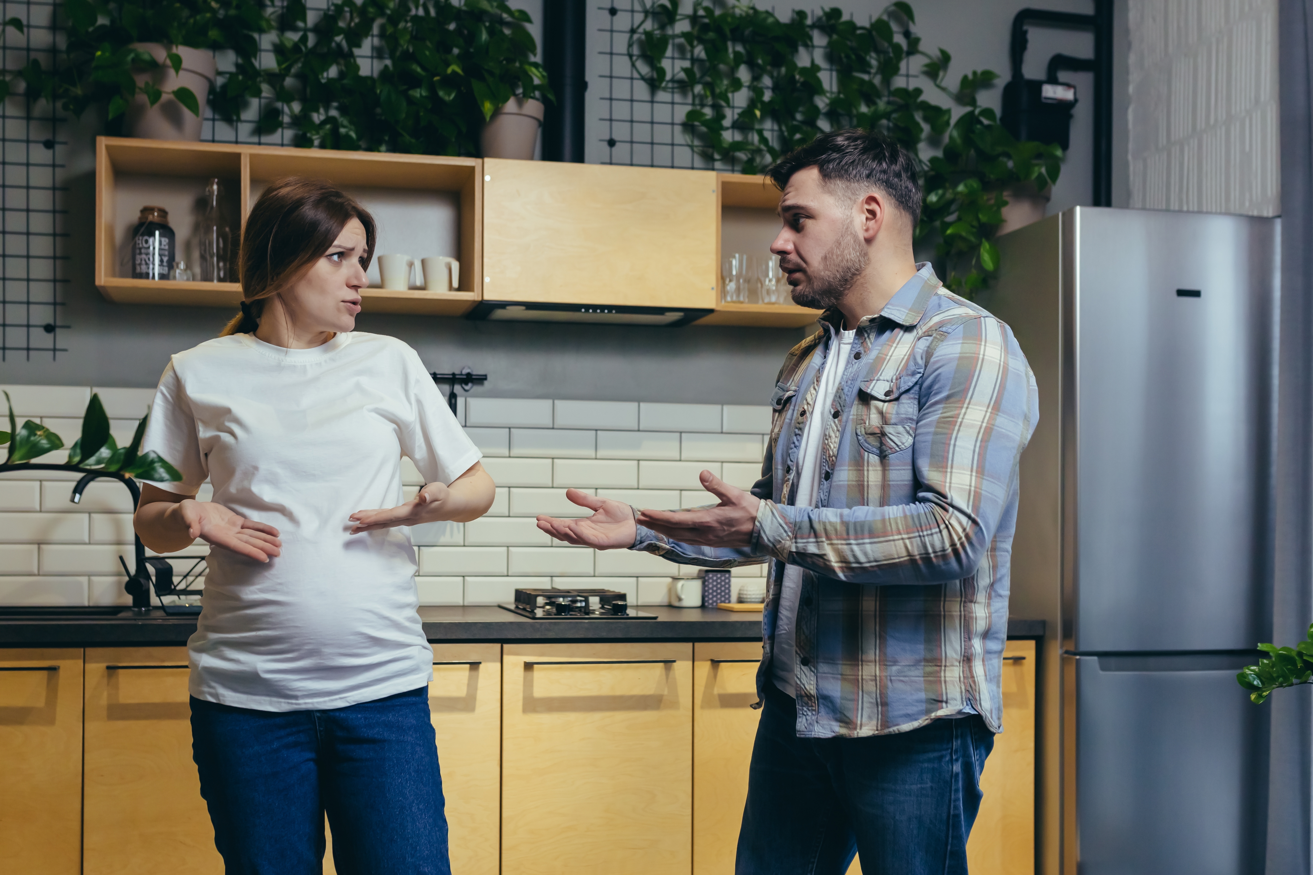 Una mujer embarazada y su pareja manteniendo una conversación seria | Foto: Shutterstock