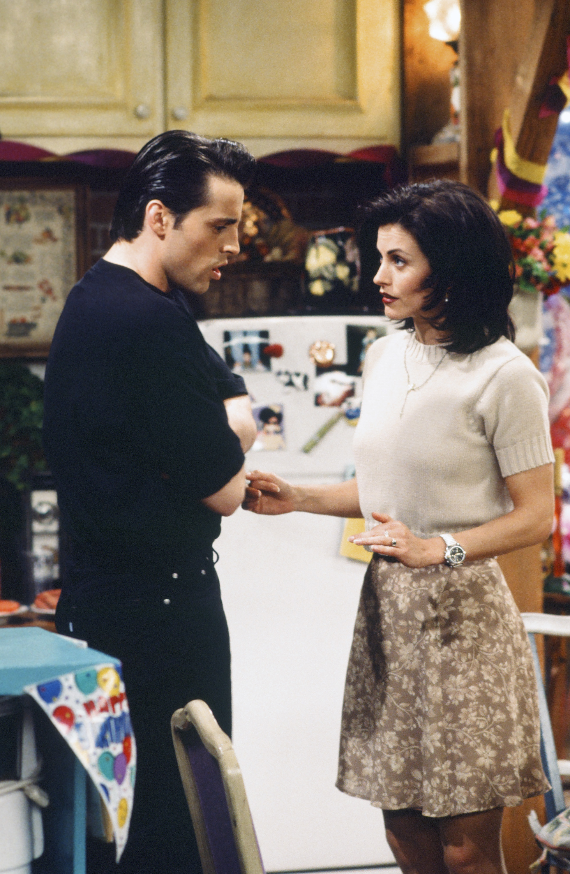 Matt LeBlanc y Courteney Cox rodando la primera temporada de "Friends", hacia 1995. | Fuente: Getty Images