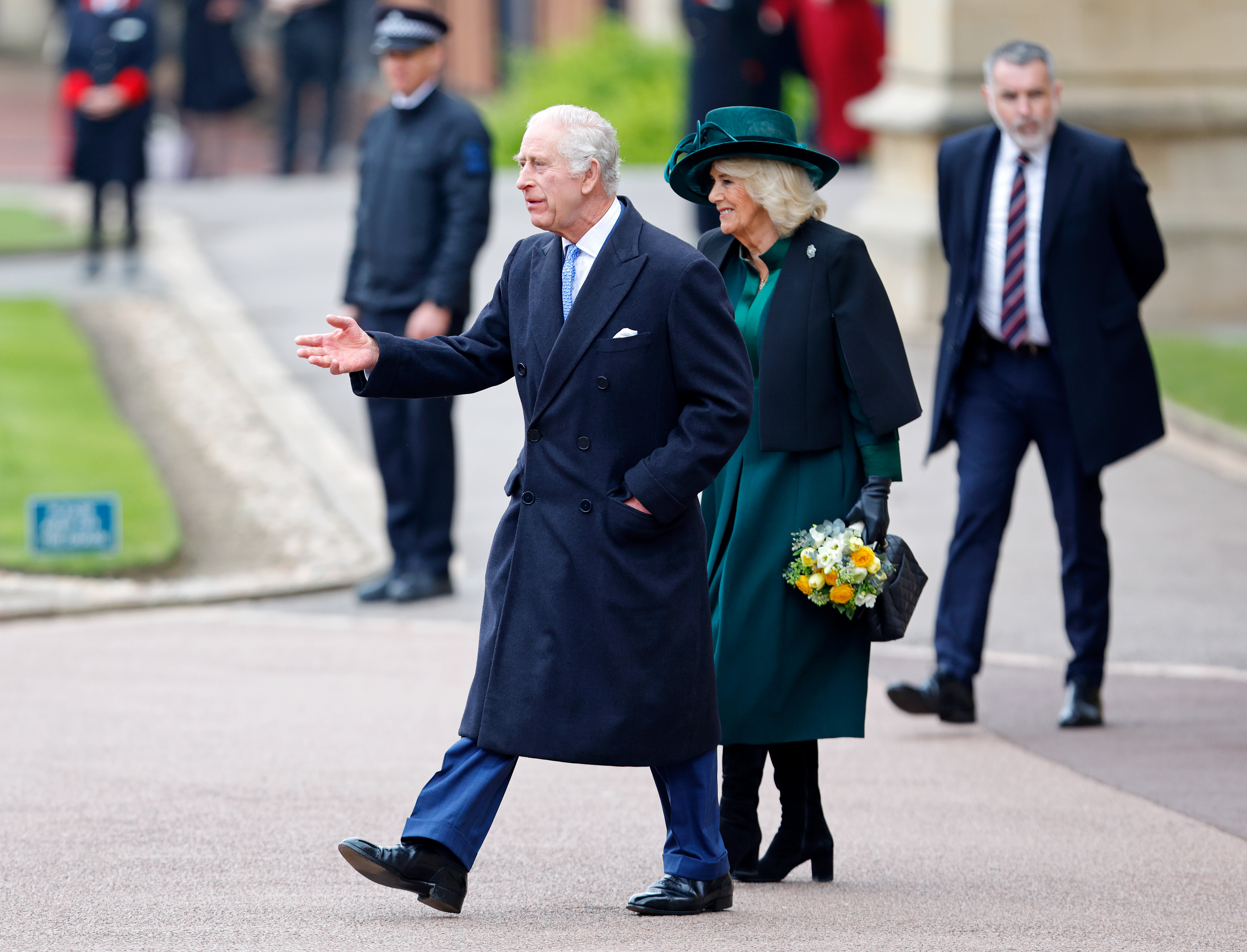 Rey Charles III y la reina Camilla asisten al Servicio del Domingo de Pascua en la Capilla de St. George, Castillo de Windsor el 31 de marzo de 2024 en Windsor, Inglaterra | Foto: Getty Images