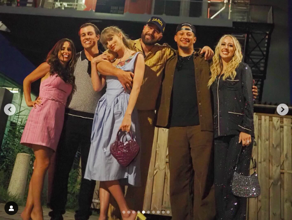 Miranda y Summitt Hogue, Taylor Swift, Travis Kelce, y Patrick y Brittany Mahomes posando para una foto, publicada el 16 de julio de 2024 | Fuente: Instagram/summitthogue