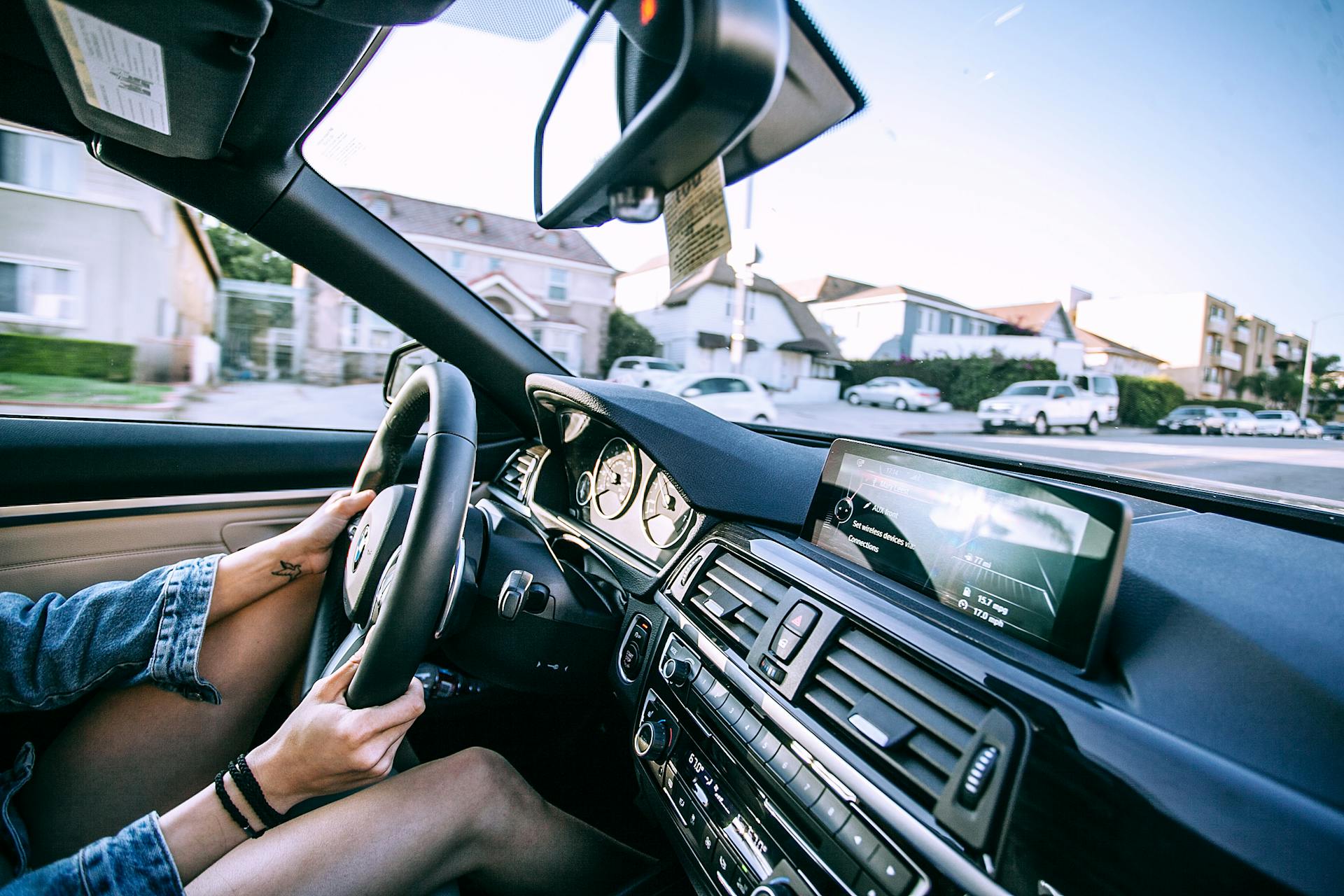 Una mujer conduciendo en una calle | Fuente: Pexels