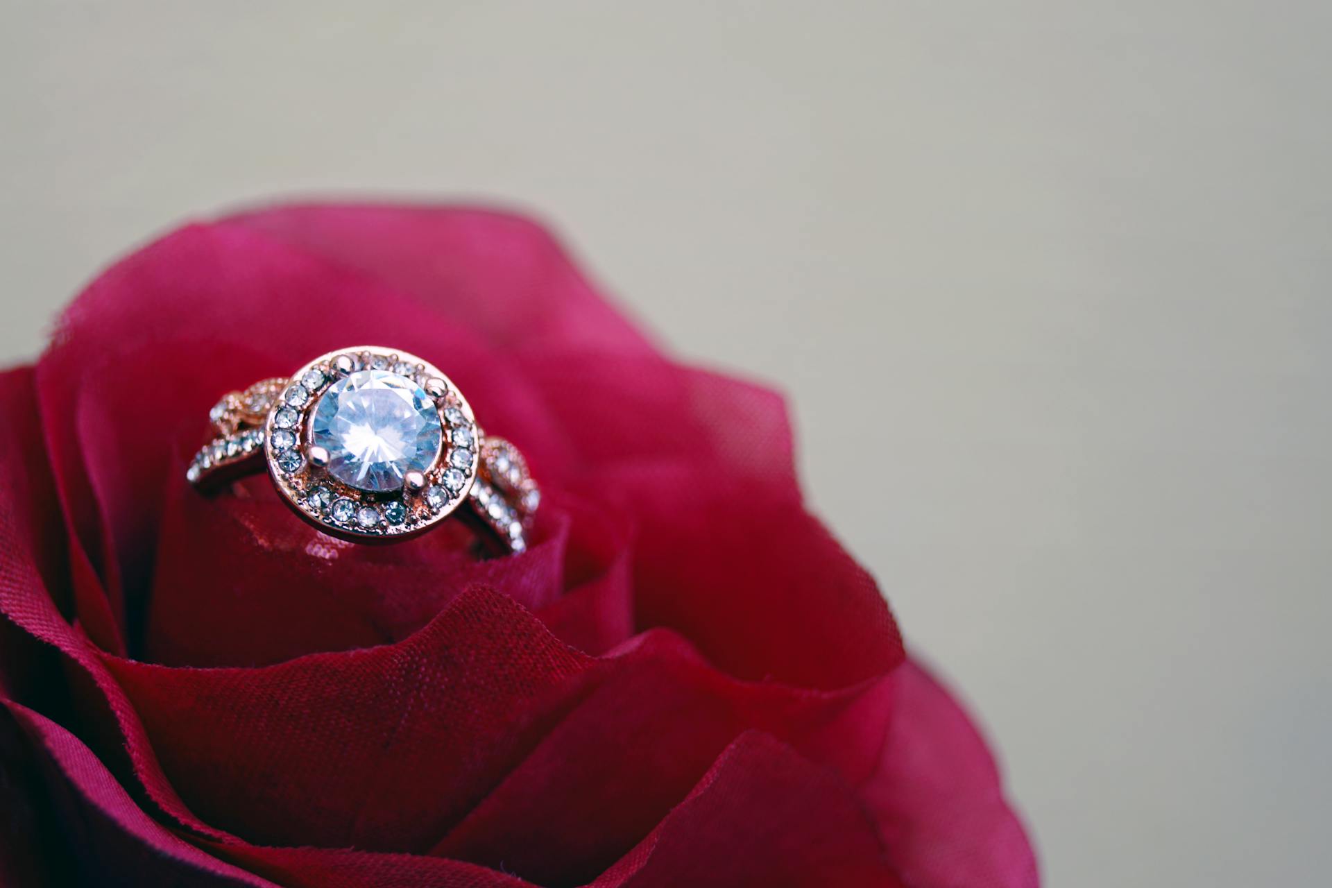 Un anillo de diamantes dentro de una rosa roja | Fuente: Pexels