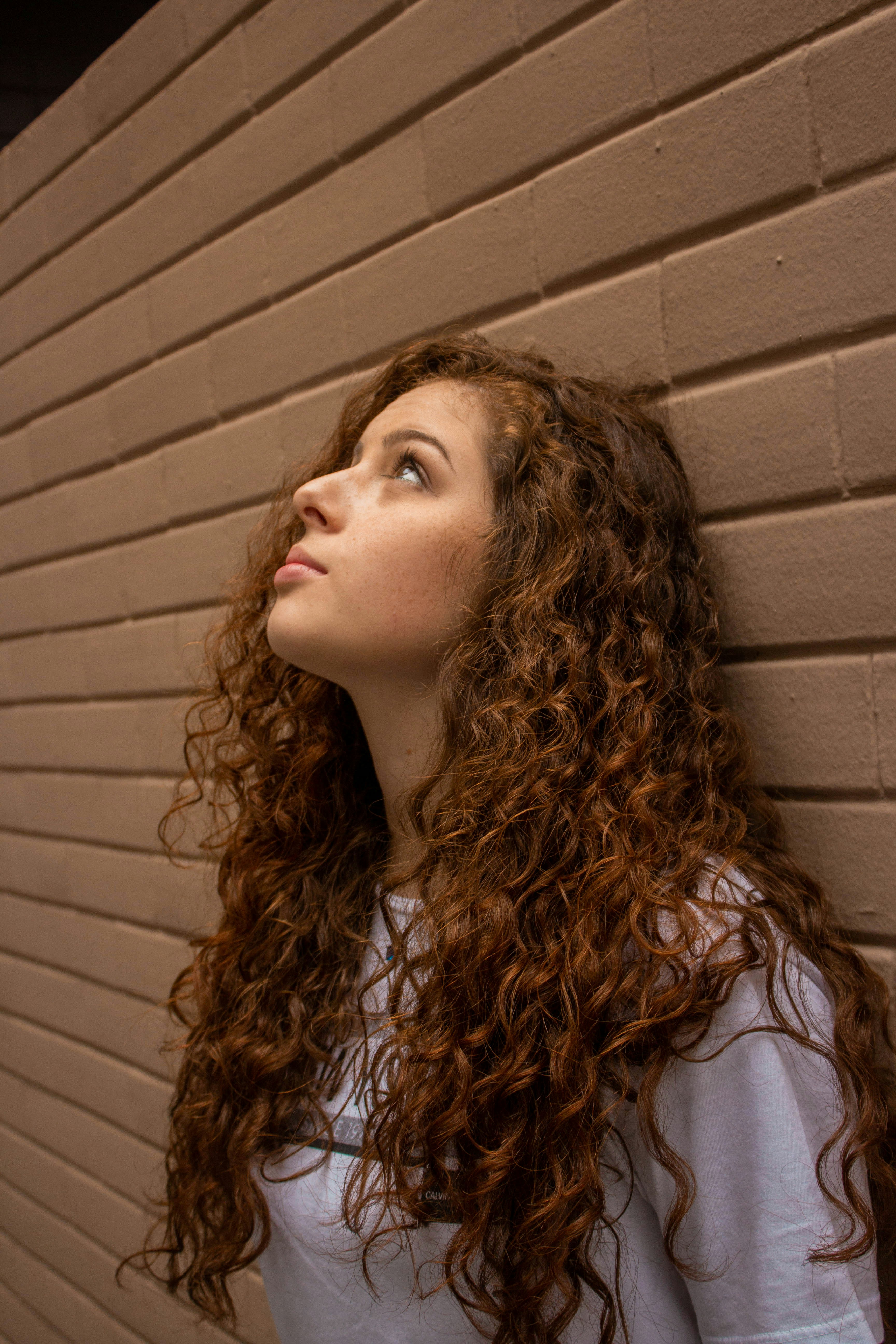 Una joven apoyada en una pared | Fuente: Unsplash