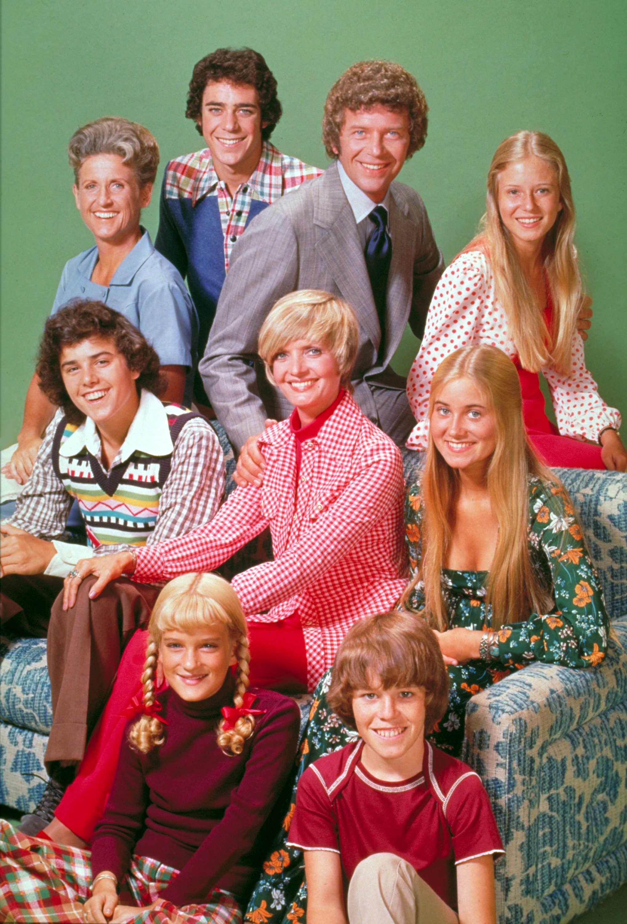 (Desde la fila superior): Ann B. Davis, Barry Williams, Robert Reed, Eve Plumb; (Fila central): Christopher Knight, la actriz Florence Henderson; (Fila inferior): Susan Olsen, y Mike Lookinland en el plató de "The Brady Bunch", 1969 | Fuente: Getty Images