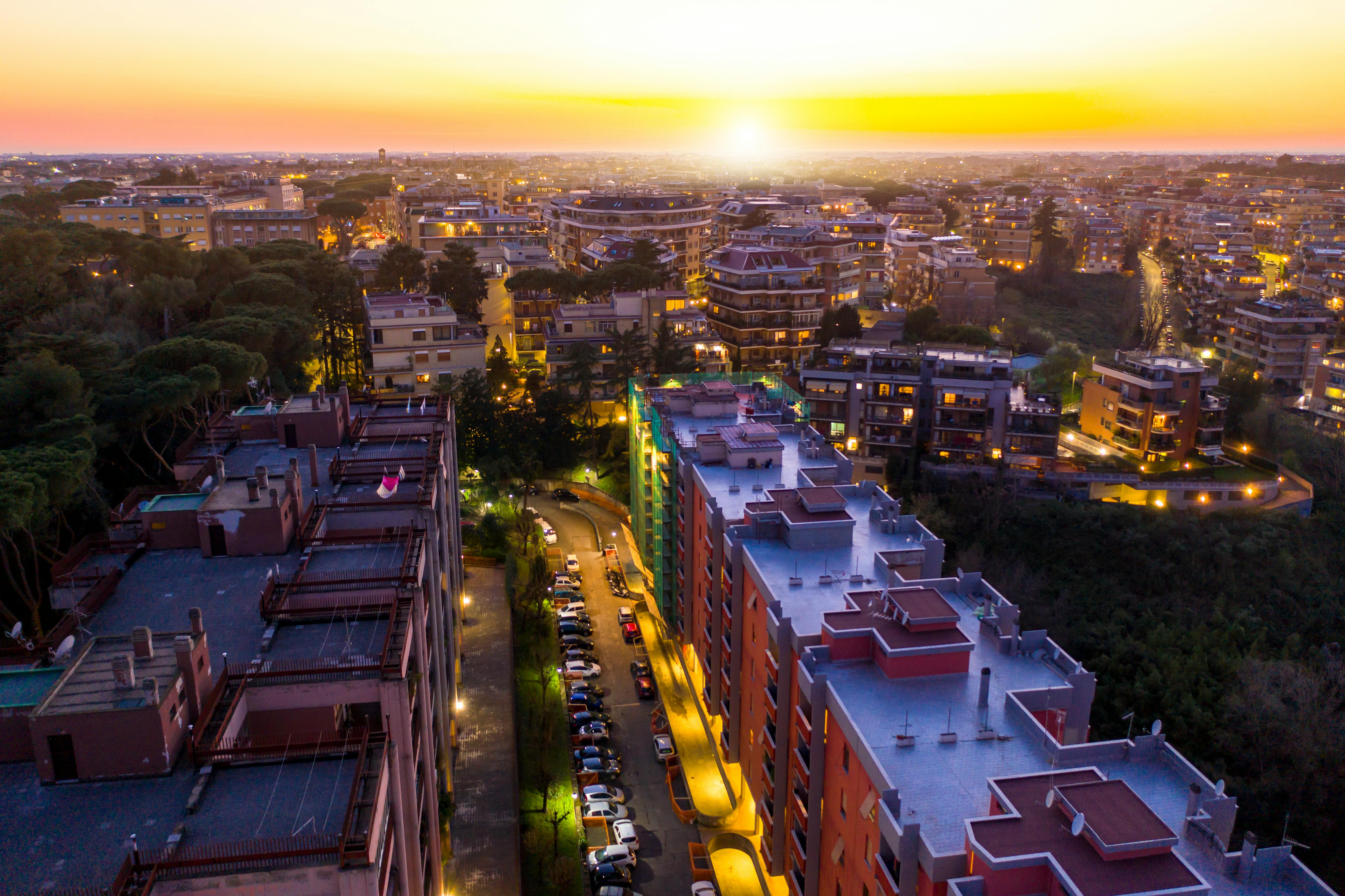 Una puesta de sol sobre un Vecindario dominado por bloques de Apartamentos | Fuente: Pexels