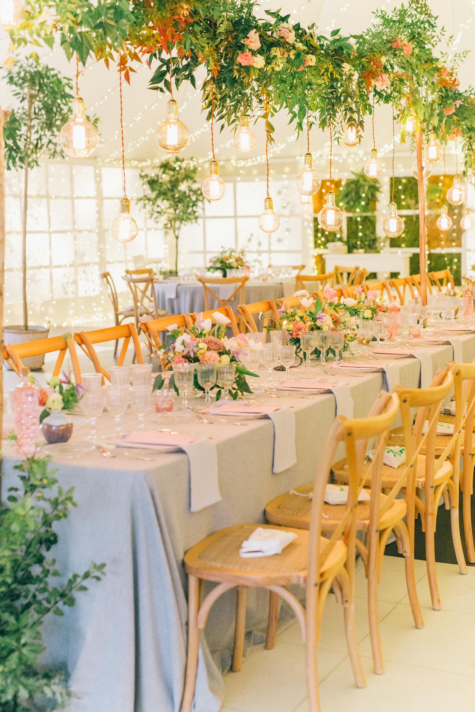 Una mesa de fiesta con arreglos florales | Fuente: Pexels