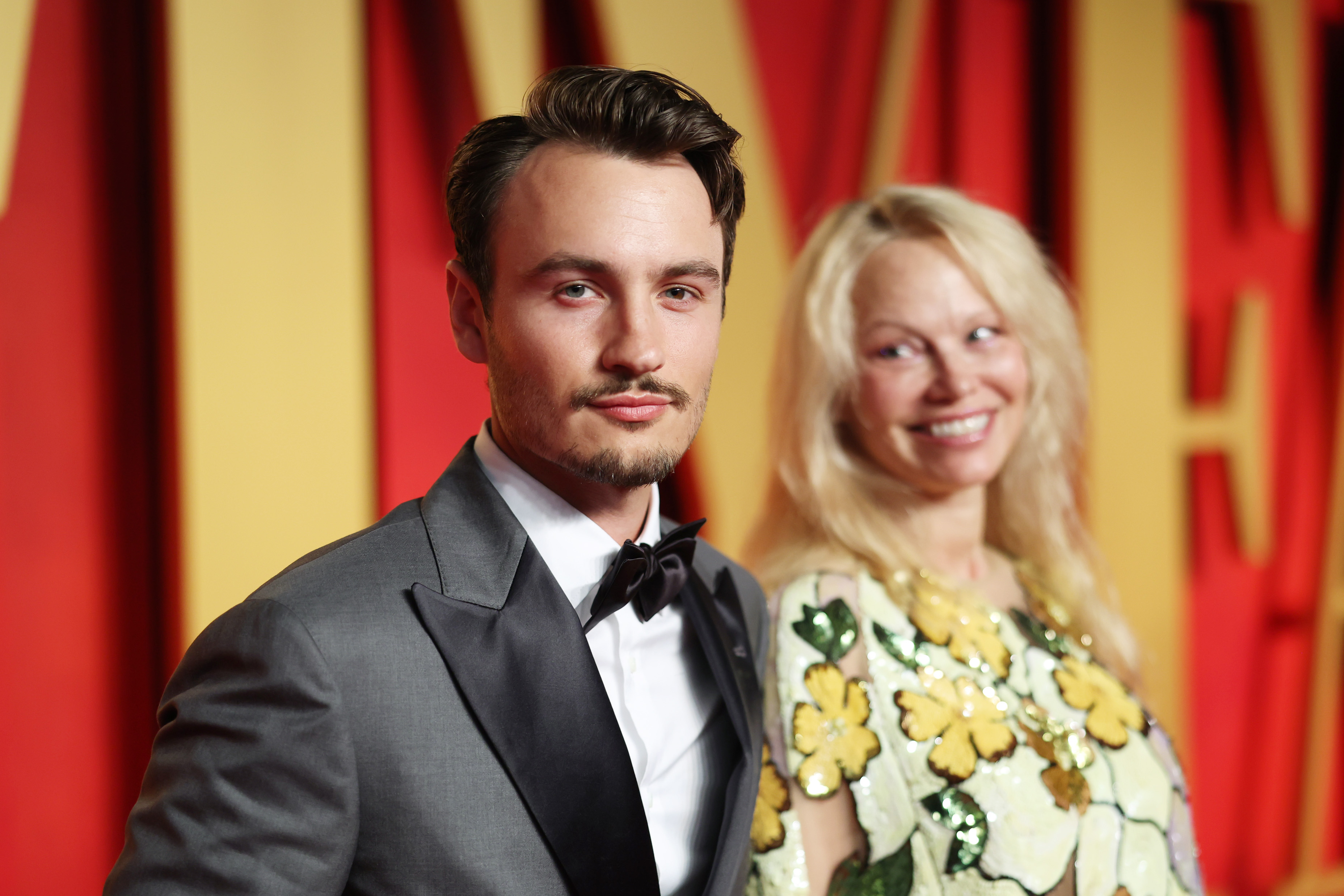 Pamela Anderson mira a Brandon Thomas Lee en la fiesta de los Oscar 2024 de Vanity Fair en Beverly Hills, California, el 10 de marzo de 2024 | Fuente: Getty Images