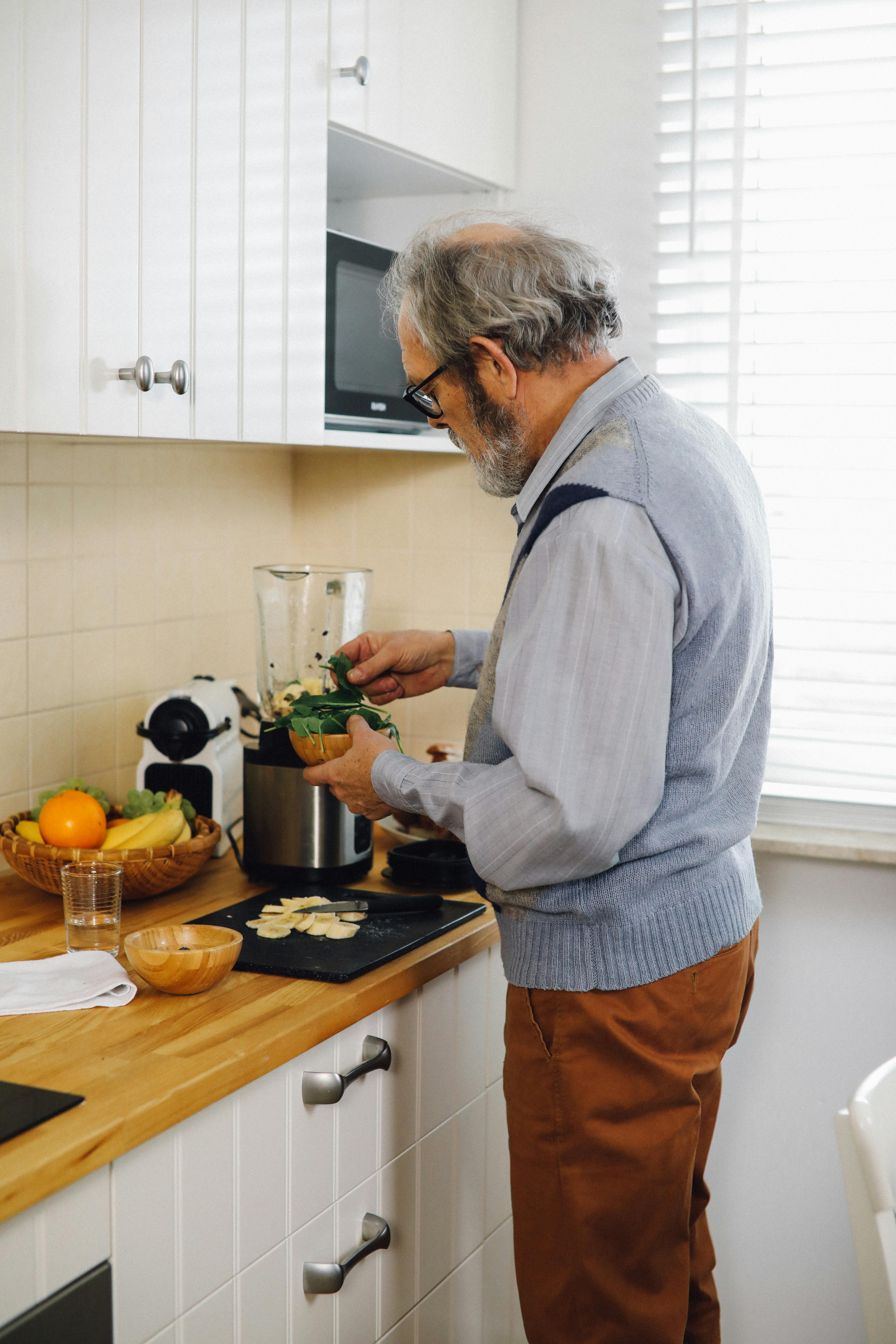 Un anciano cocinando | Fuente: Pexels