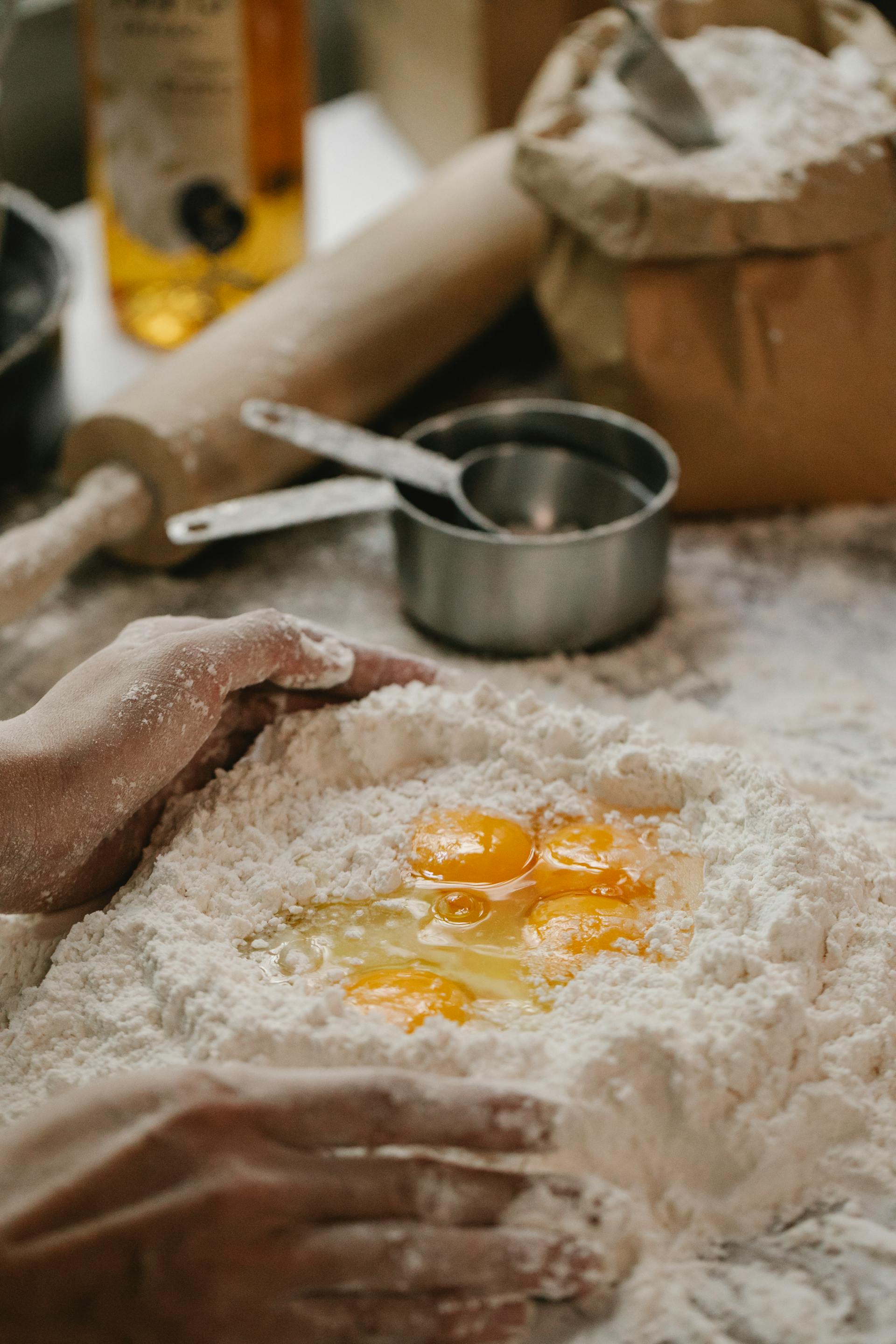 Recorte de una mujer haciendo masa en la cocina | Fuente: Pexels