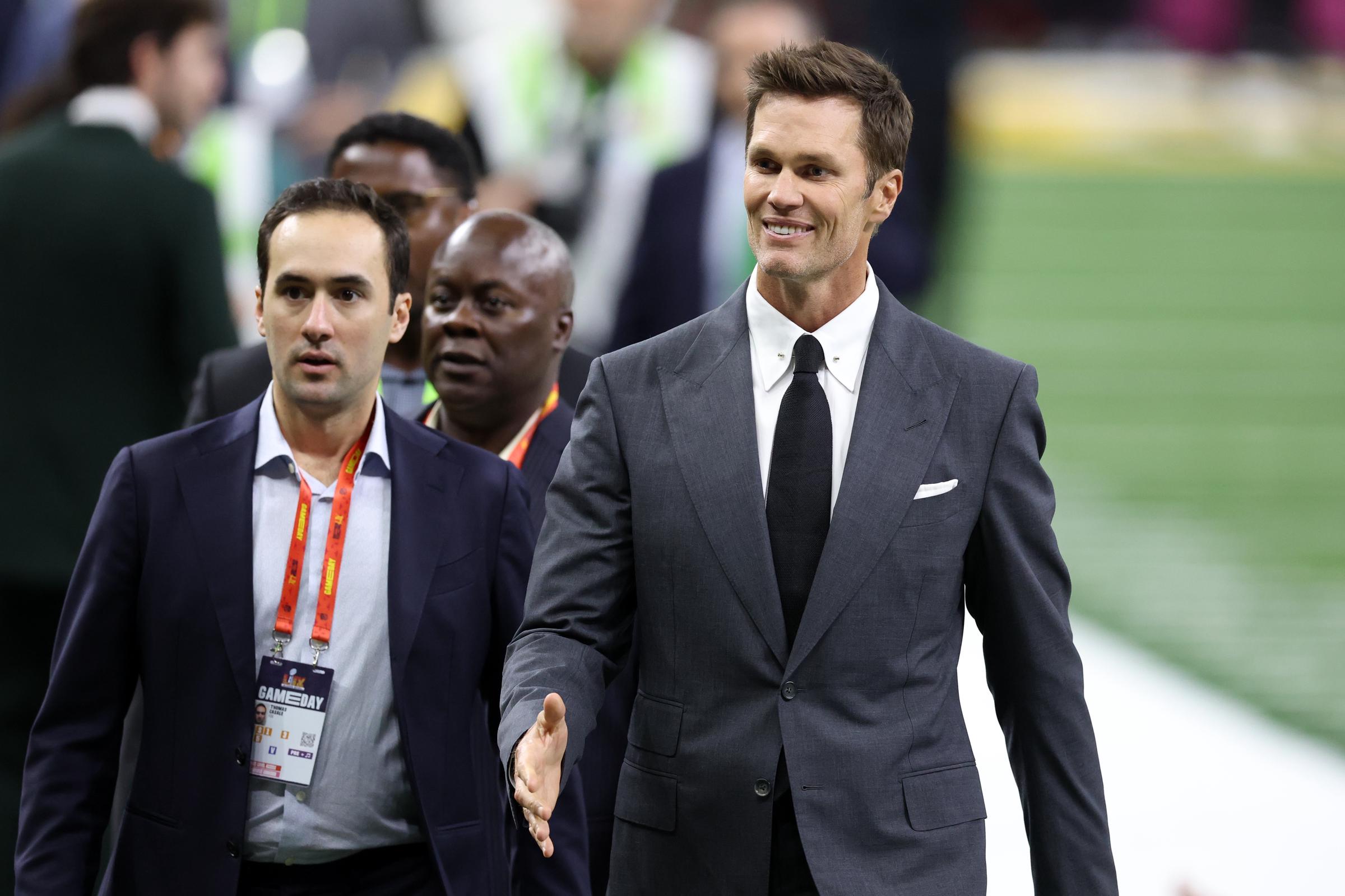 Tom Brady caminando por el campo con la gente en el Super Bowl. | Fuente: Getty Images