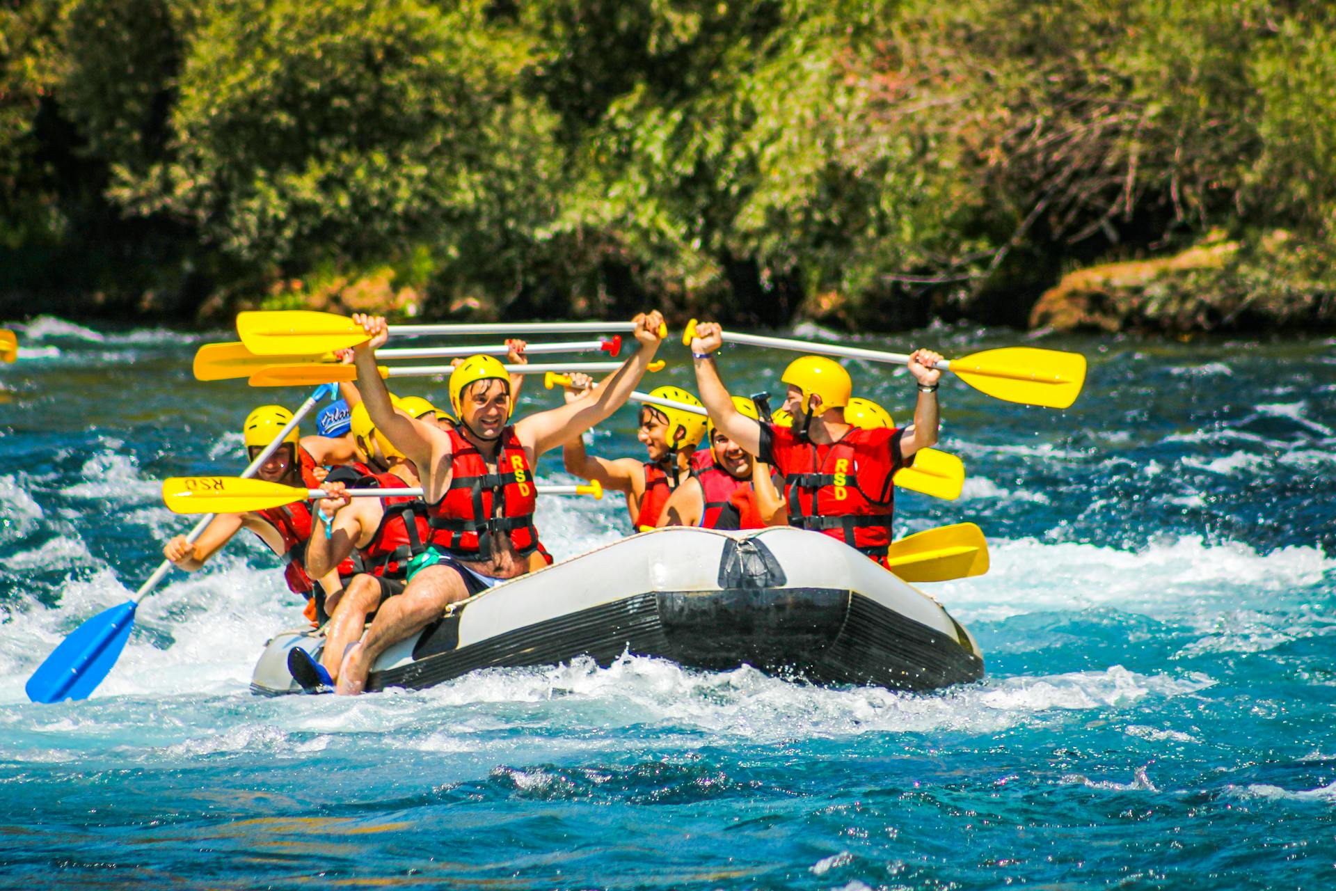 Un grupo de personas haciendo rafting | Fuente: Pexels