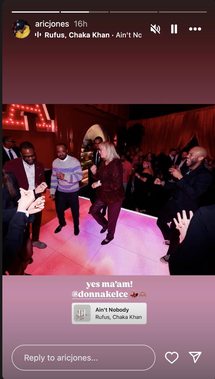 Donna Kelce bailando con otros invitados en la fiesta sorpresa de Taylor Swift, publicado el 19 de diciembre de 2024 | Fuente: Instagram/aricjones