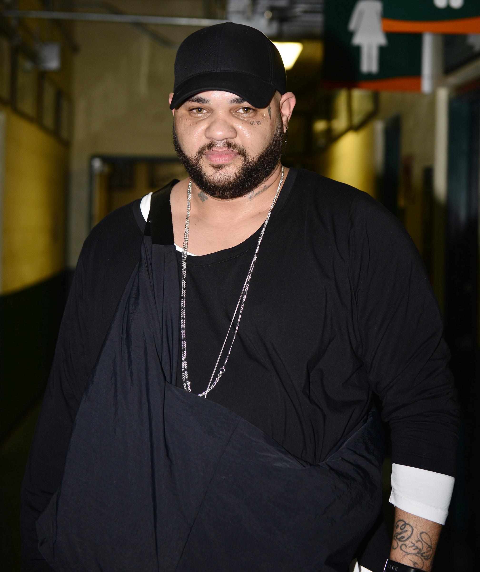 El Taiger posa para una foto entre bastidores en el Watsco Center el 11 de febrero de 2022 en Coral Gables, Florida. | Fuente: Getty Images