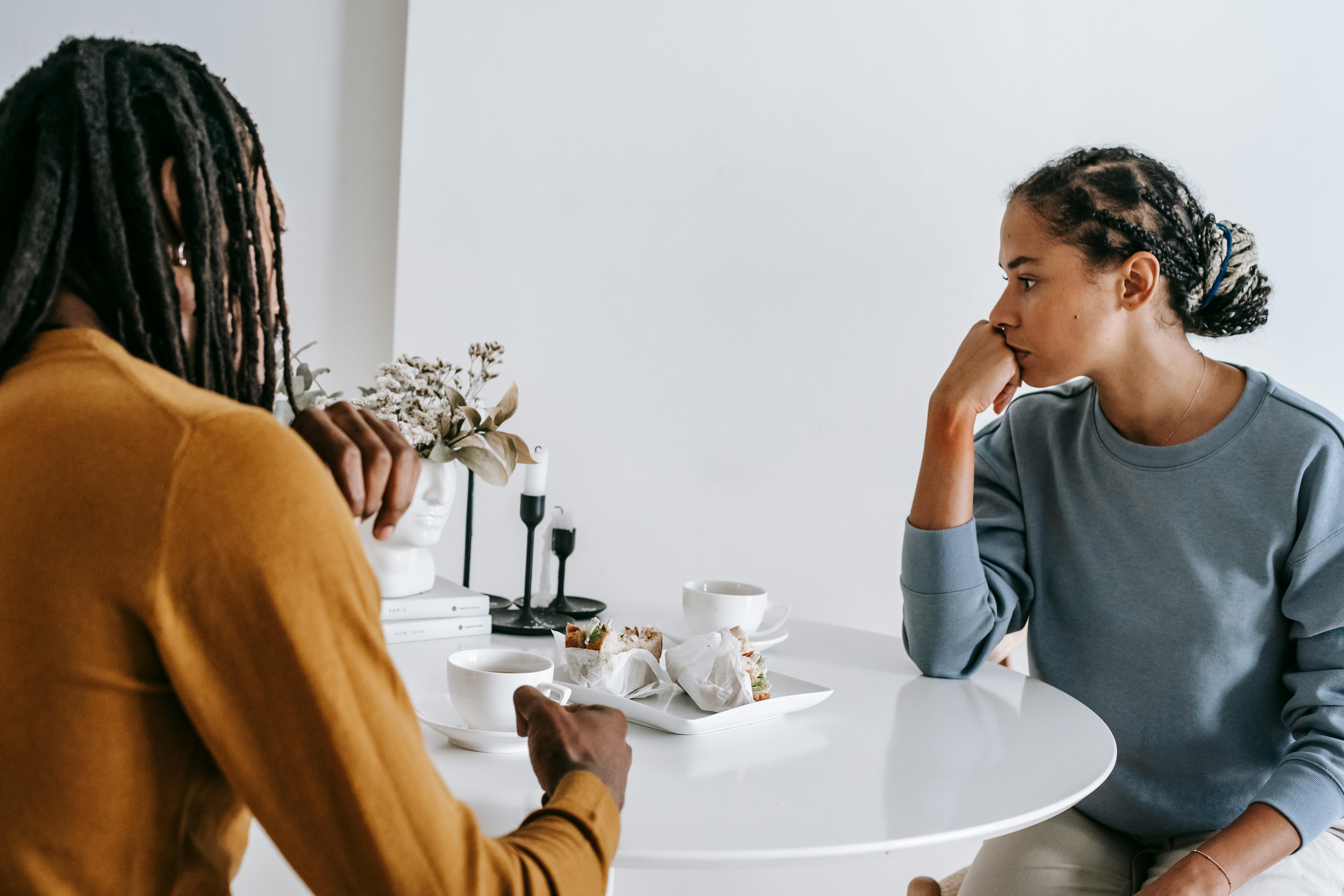 Una pareja hablando durante una comida | Fuente: Pexels